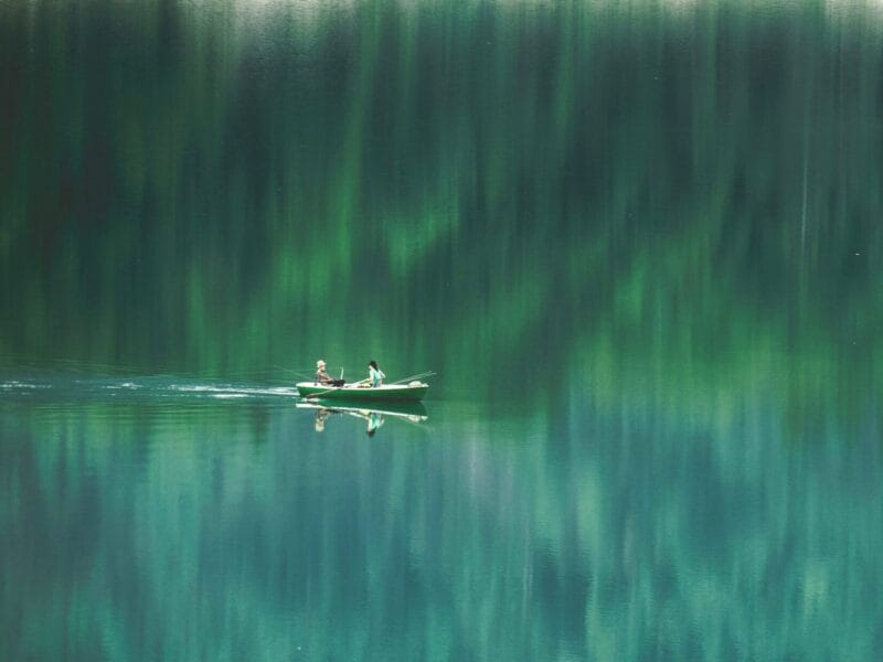 Un couple sur une barque, effet peinture.