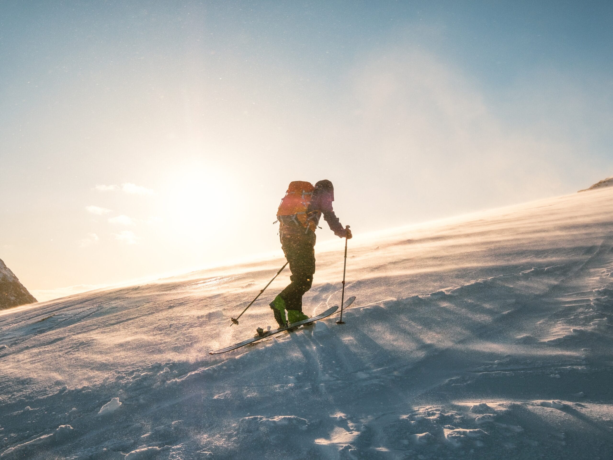 Montée en ski de rando dans la neige