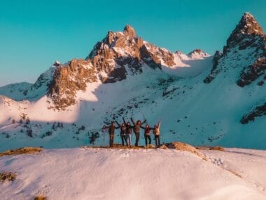 Amis en montagne enneigée