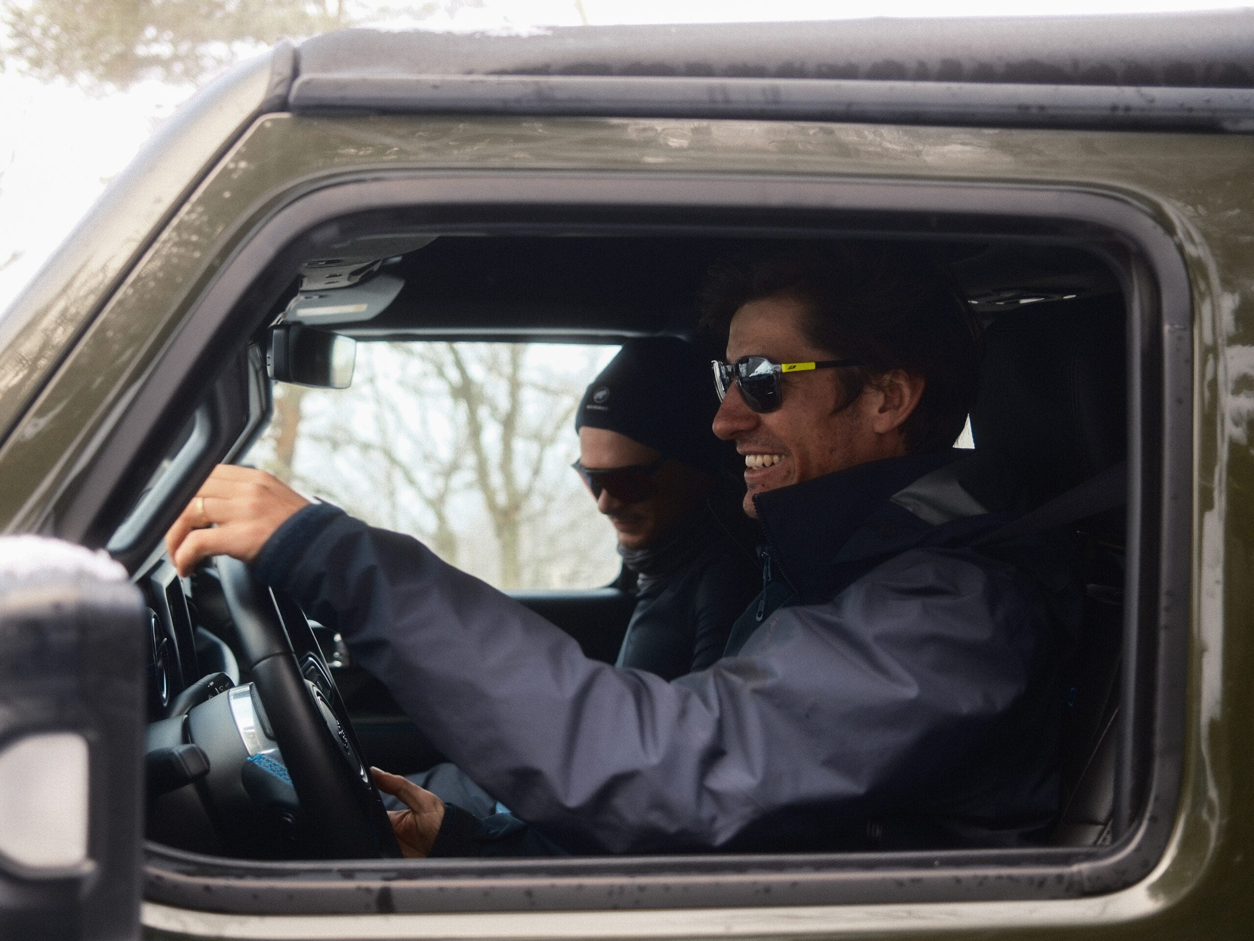 Deux potes dans une voiture de bonne humeur. 