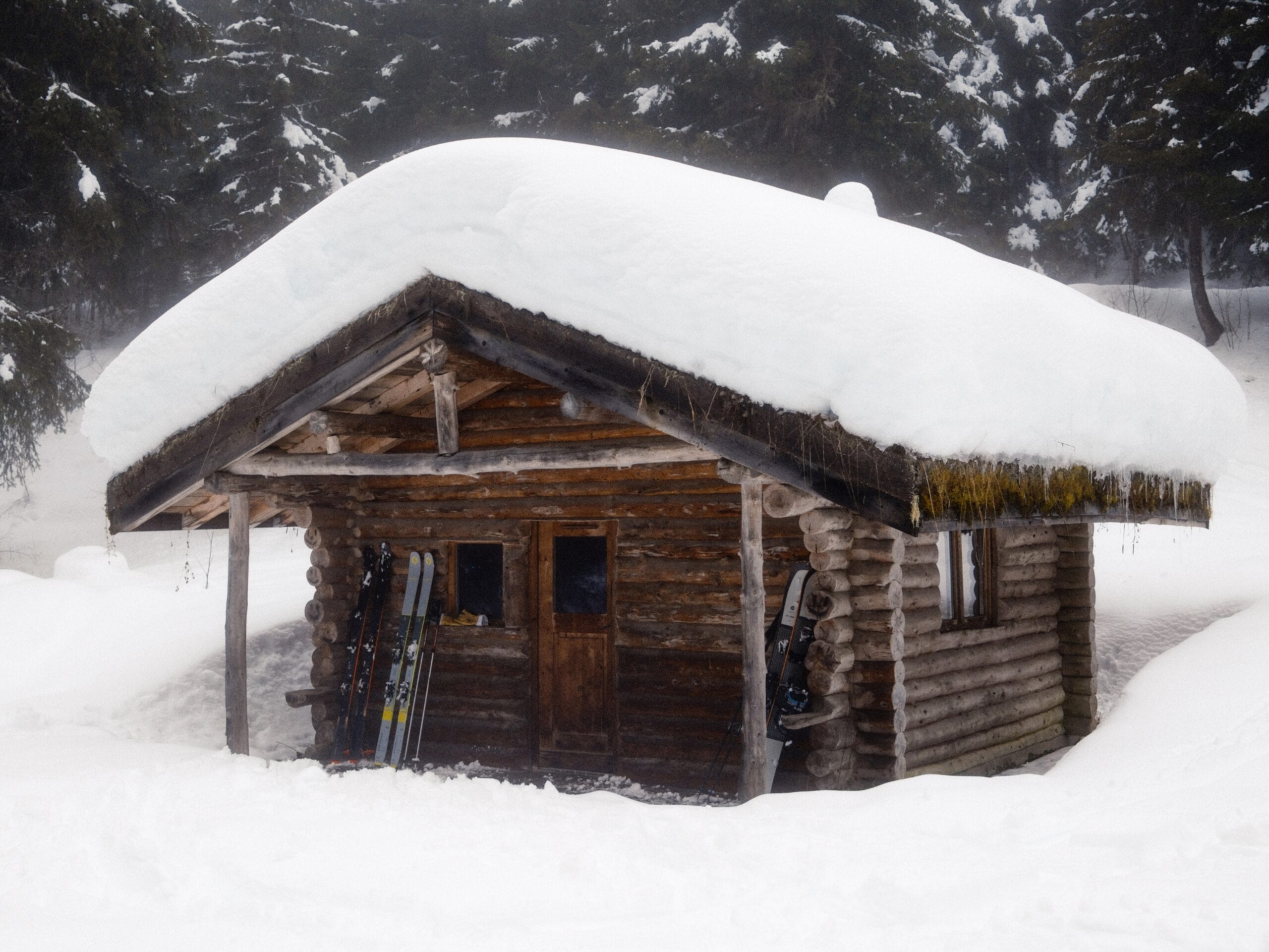 Cabane de Plan Bérard dans le Beaufortain, sous une couche épaisse de neige.