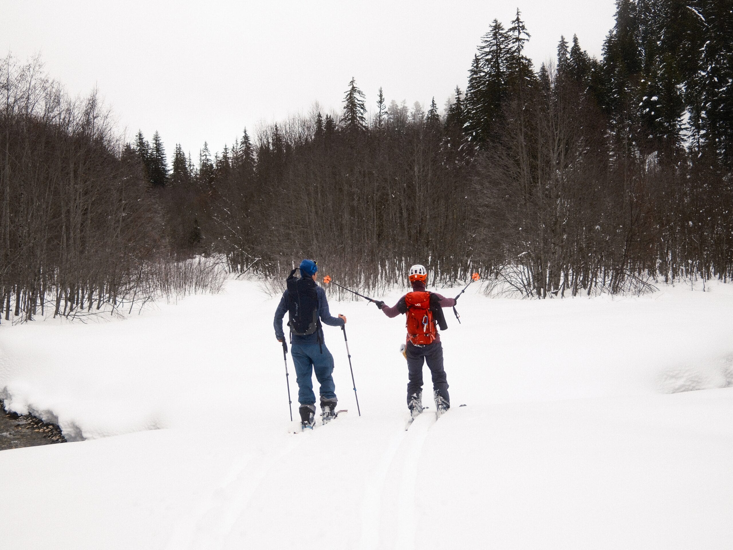 Deux amis en ski de randonnée dans le Beaufortain. 