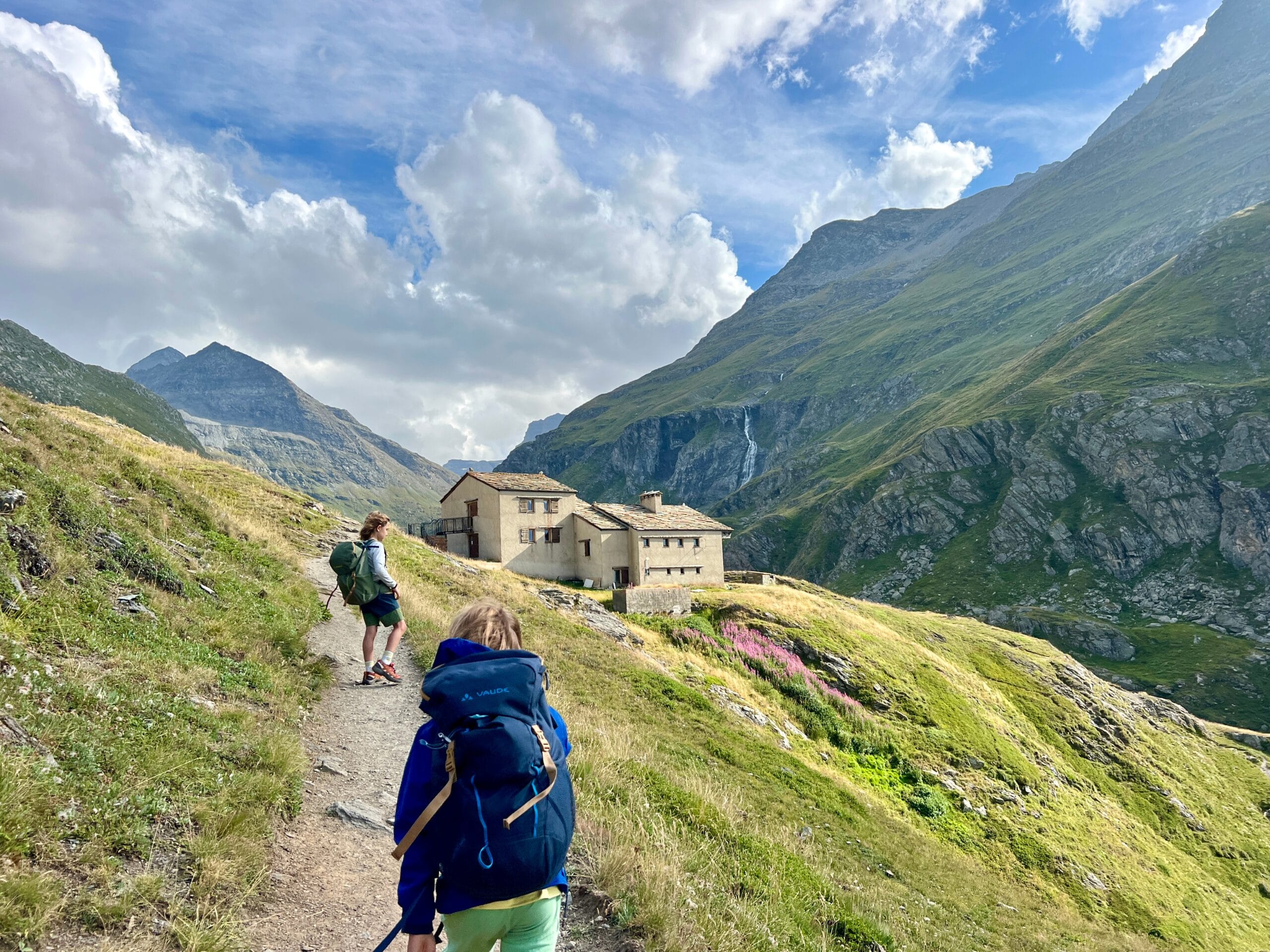 Enfants sur un chemin de randonnée
