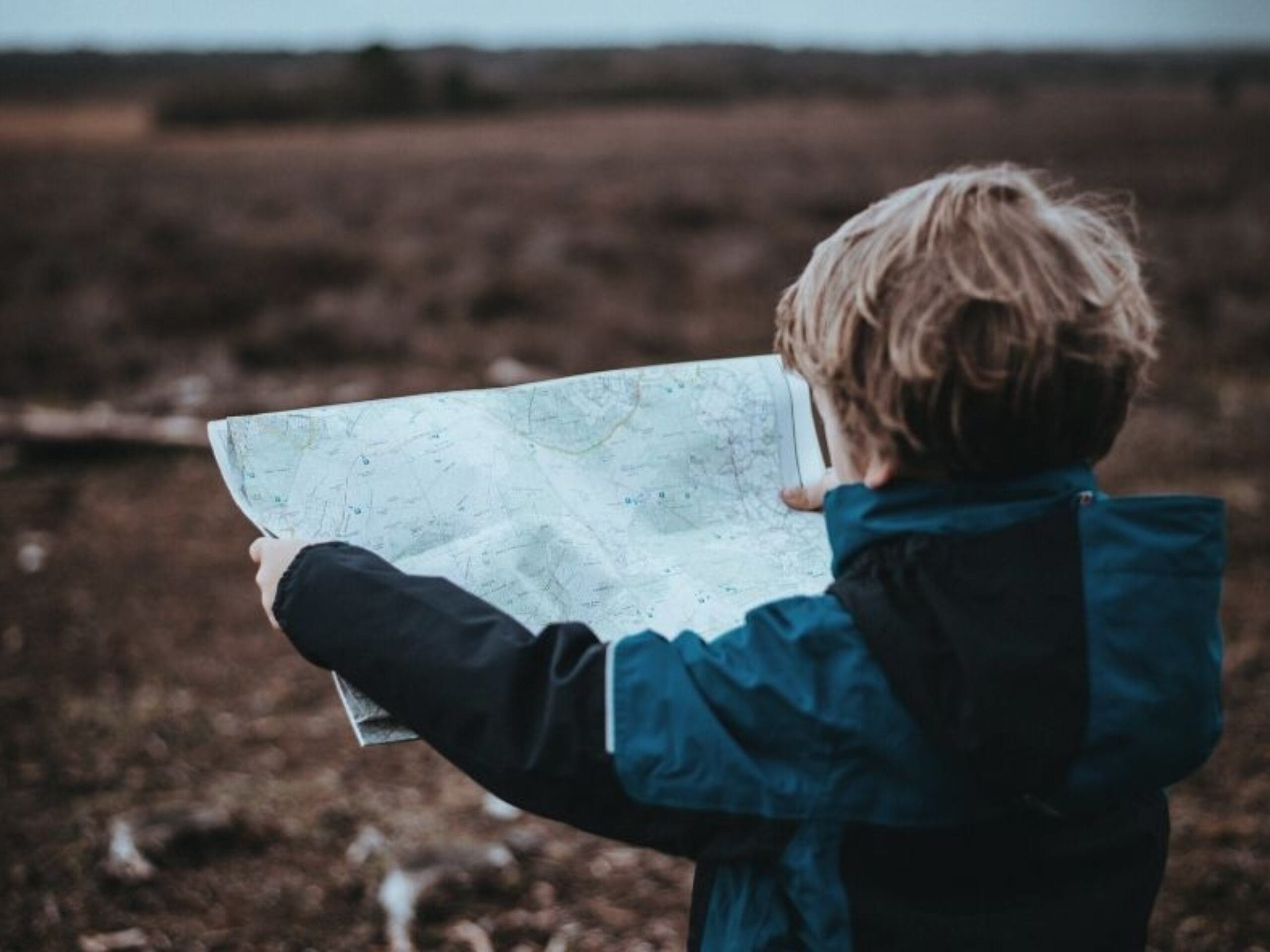 Enfant qui tient une carte