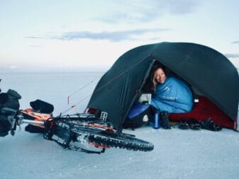 Sophie Planque dans une tente sous le neige