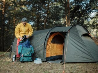 Un homme qui prépare son équipement de camping.