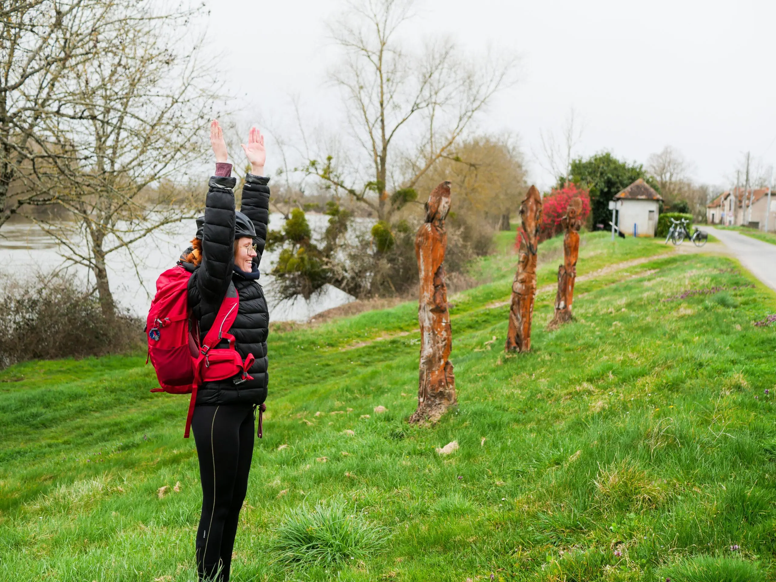 Colibri fait le totem à côté des statues de bois