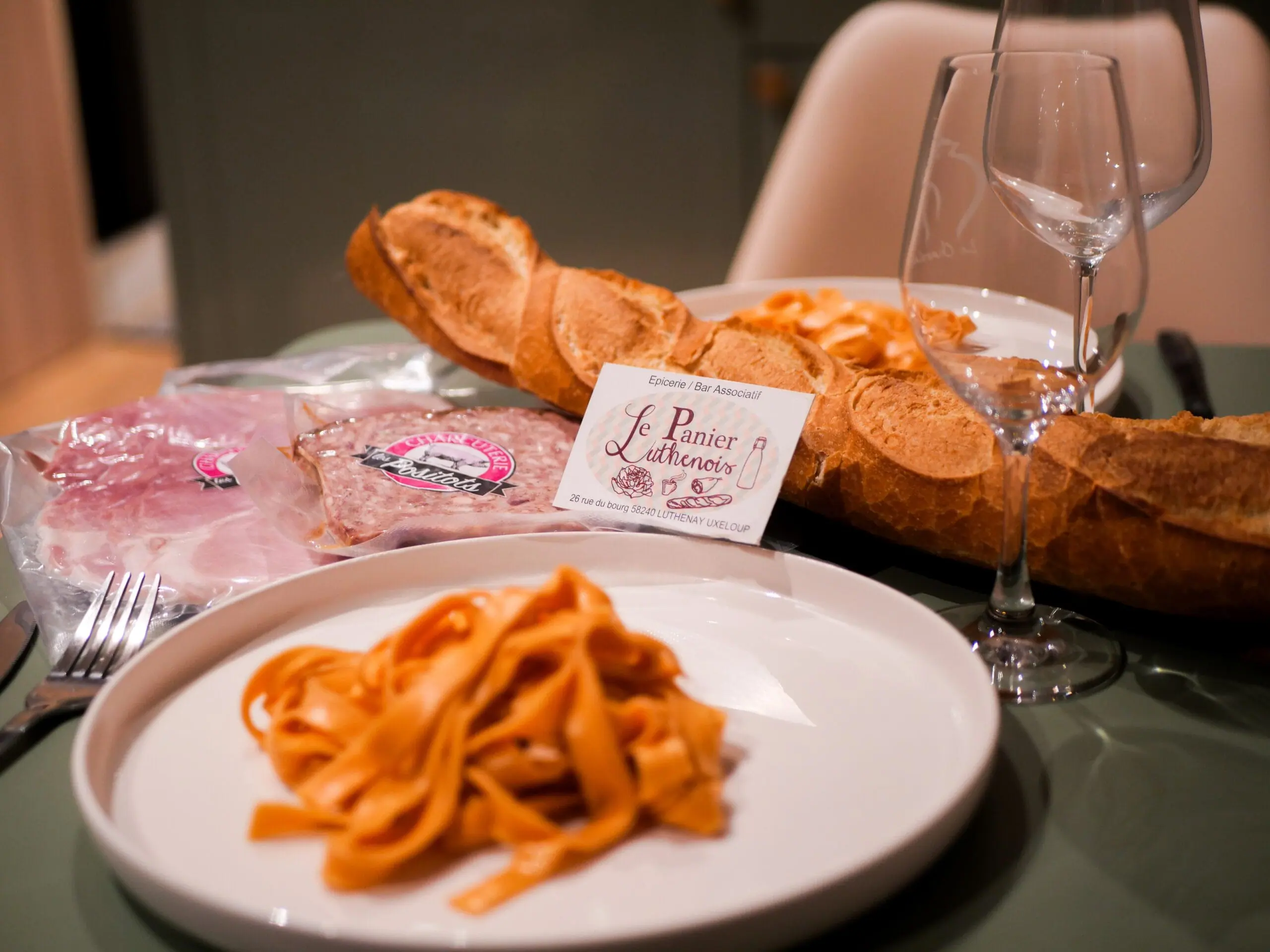 Assiette de pâtes avec du jambon, du pâté et du pain