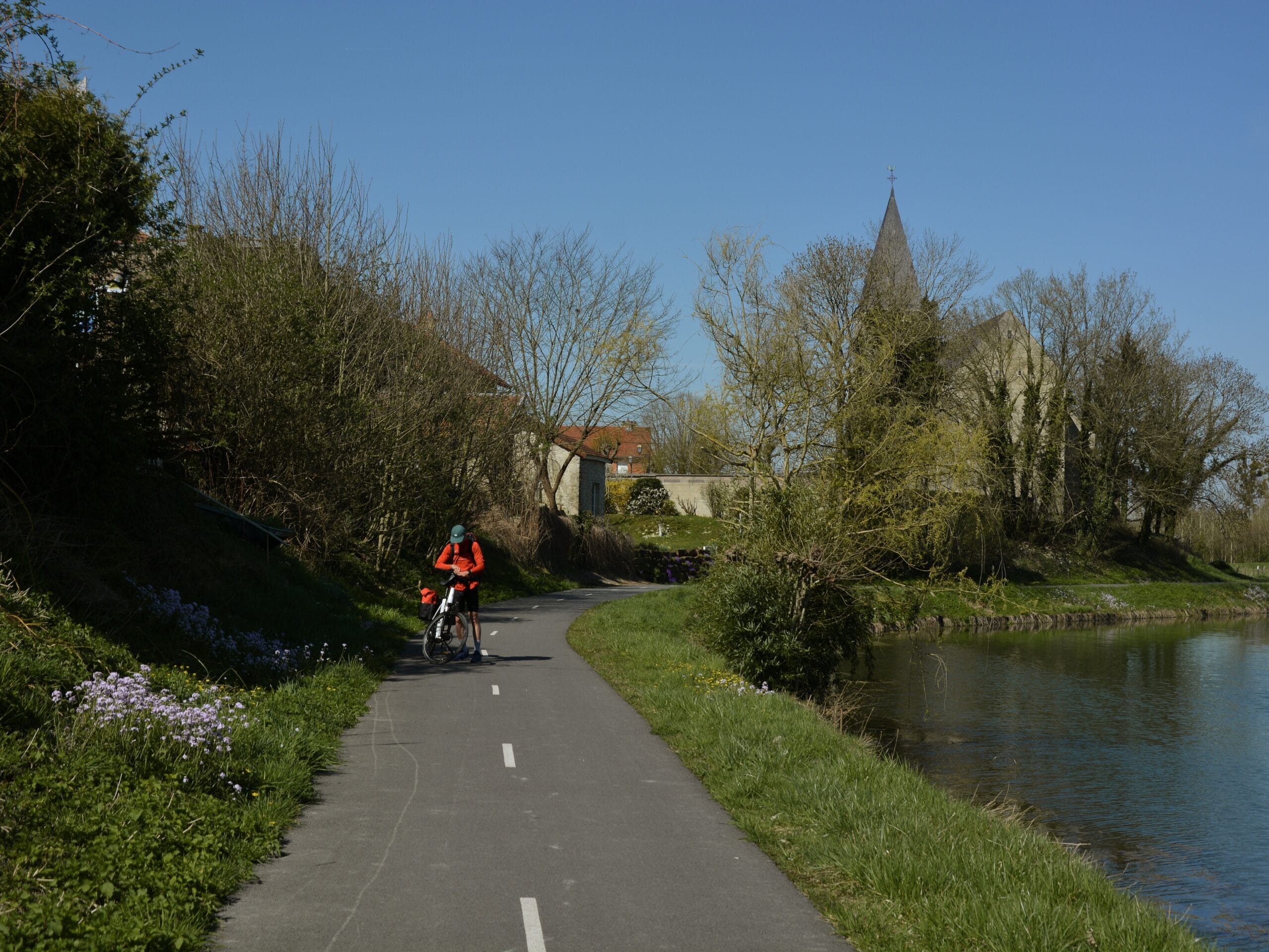 Cycliste au bord de l'eau sur la piste