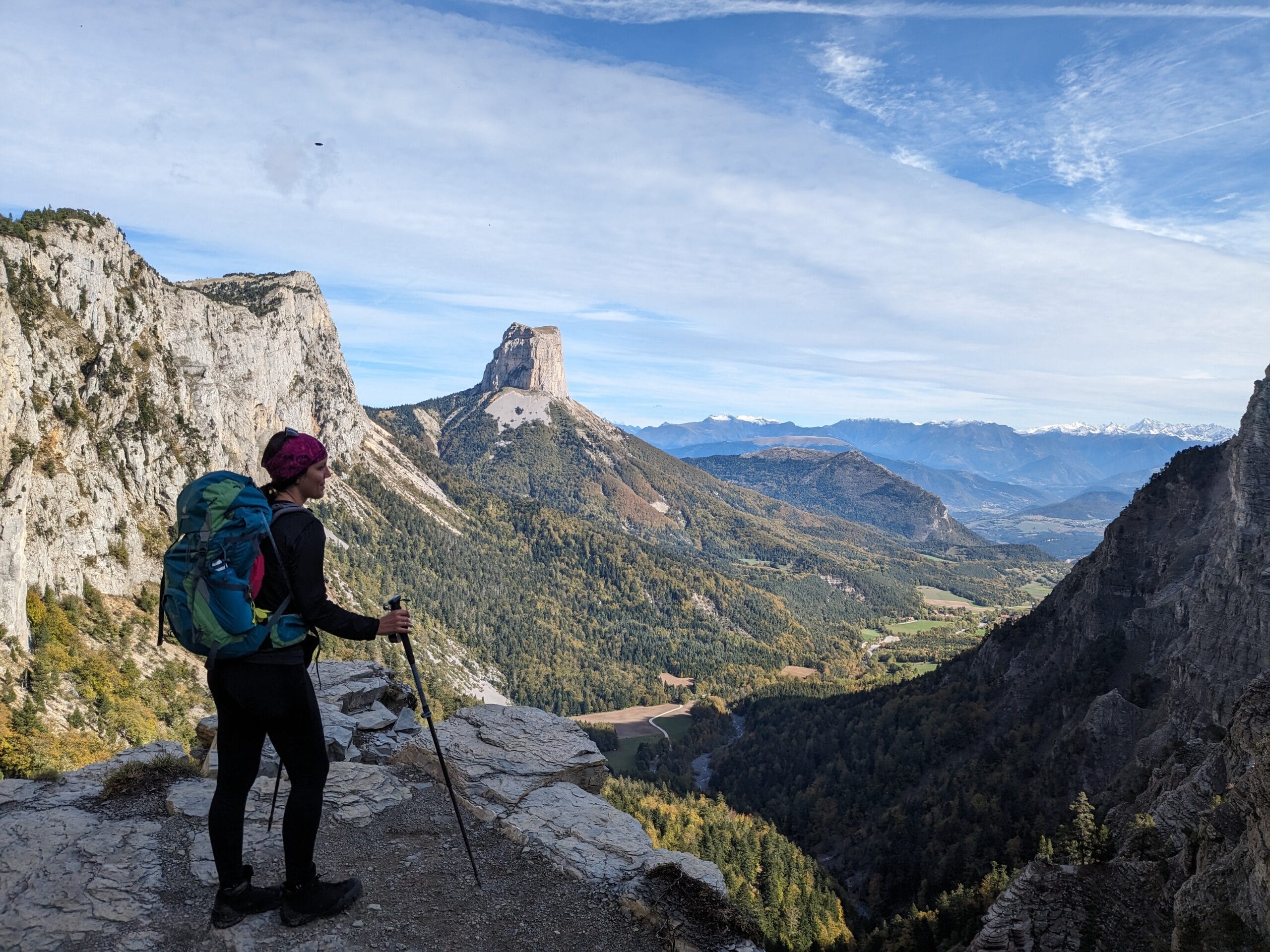 Elise devant la vallée entre les montagnes