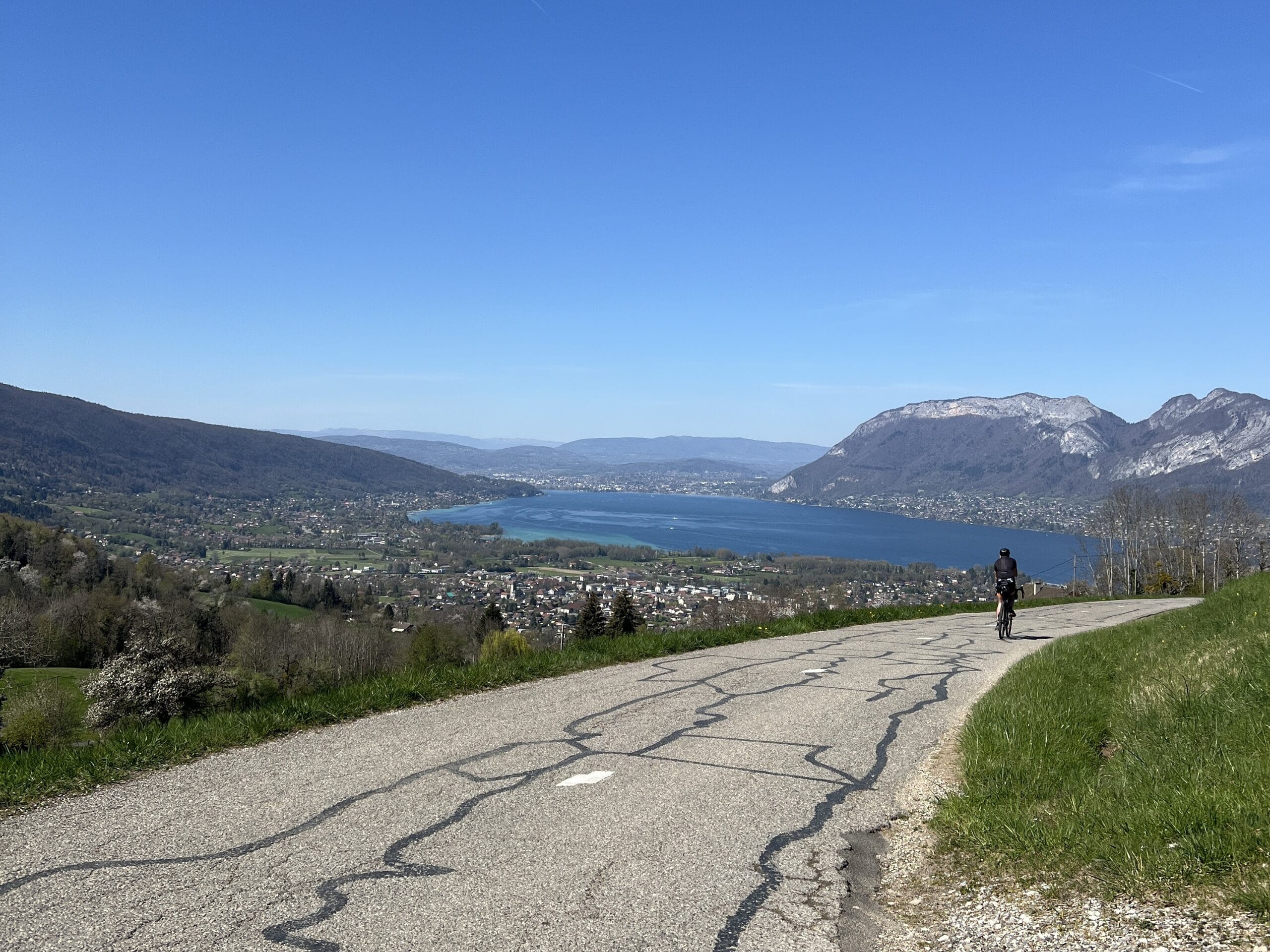 Descente en vélo avec vue sur le Lac d'Annecy