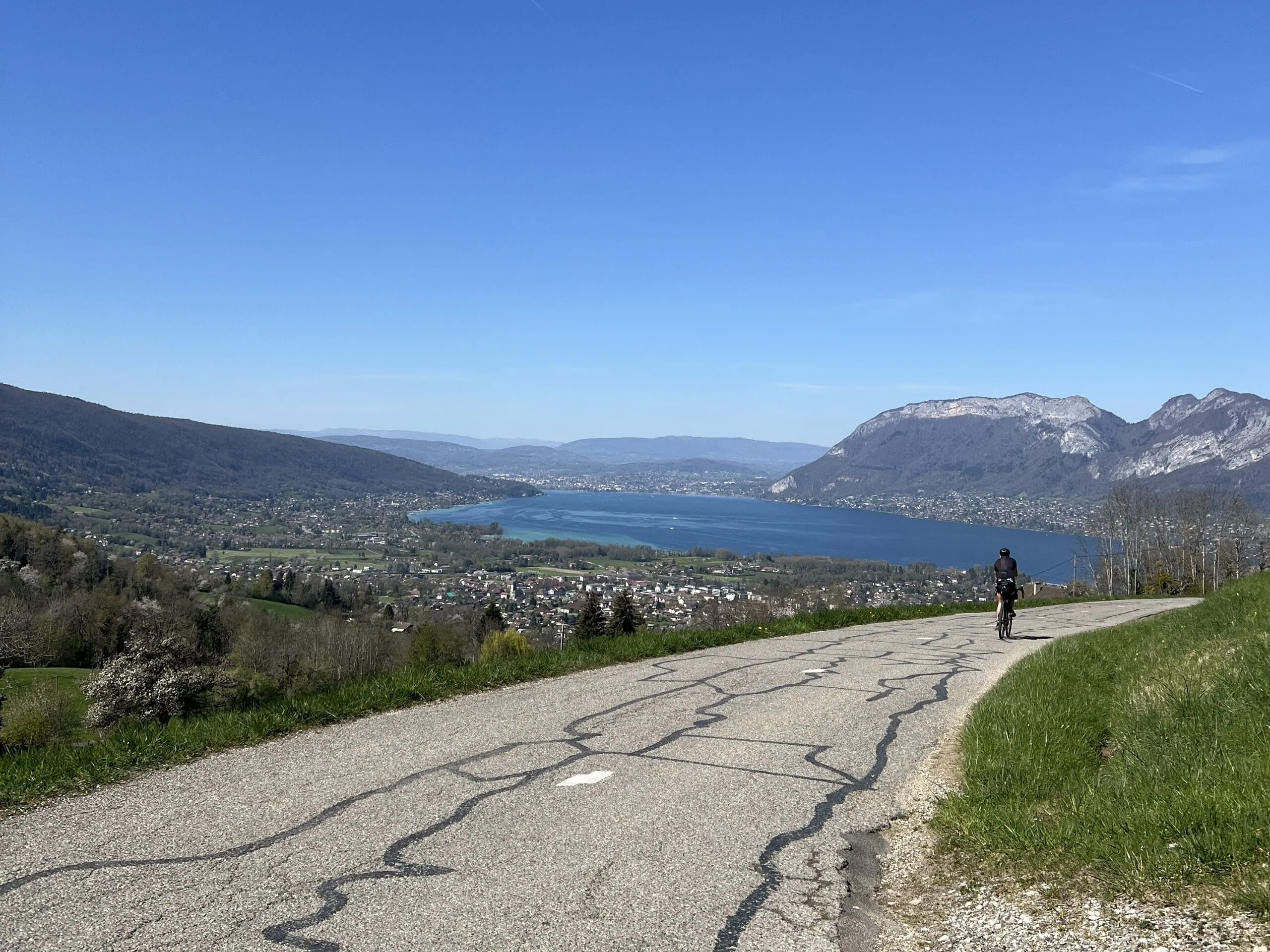 Descente en vélo avec vue sur le Lac d'Annecy