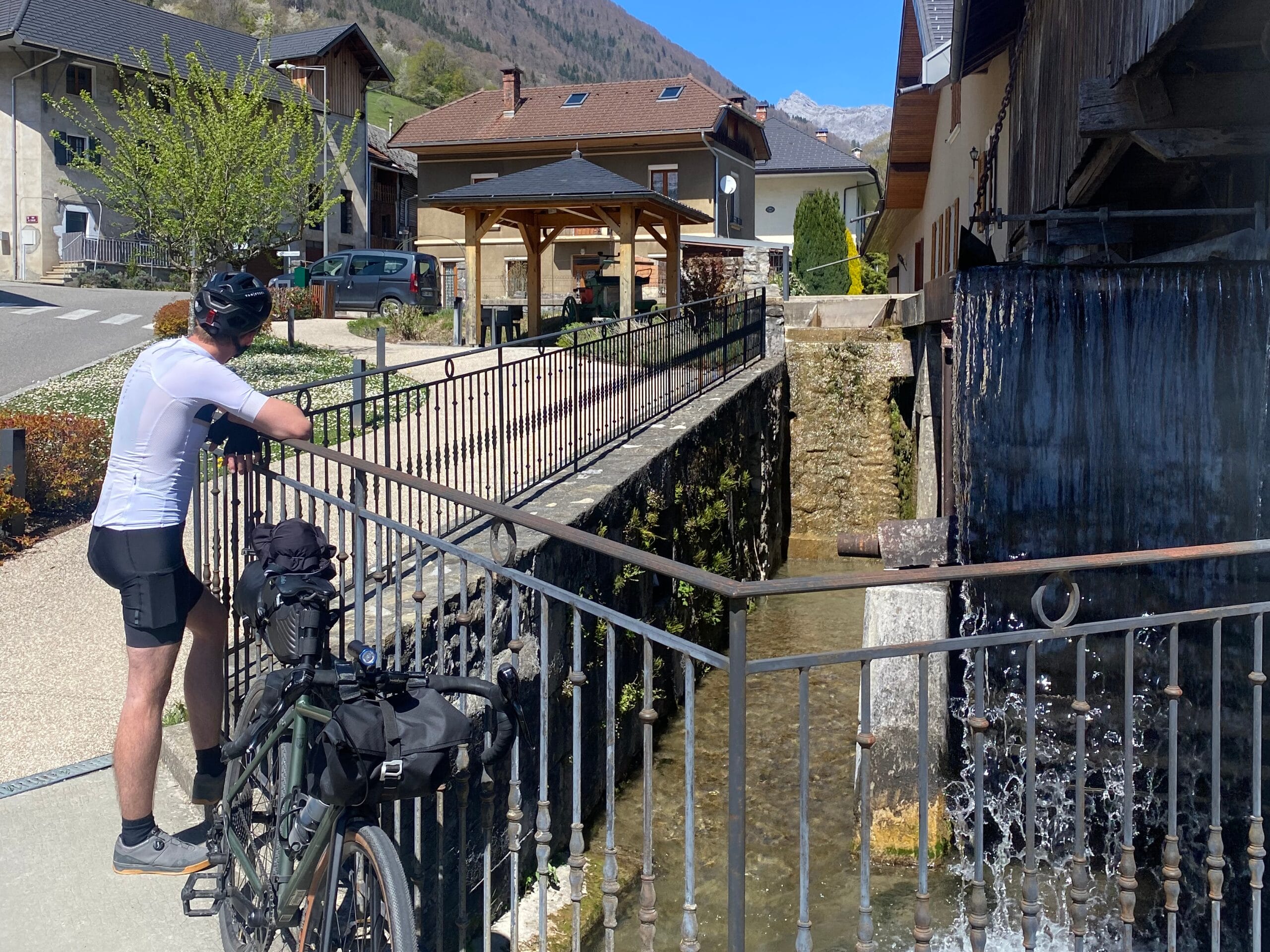 Alpaga devant la roue à eau