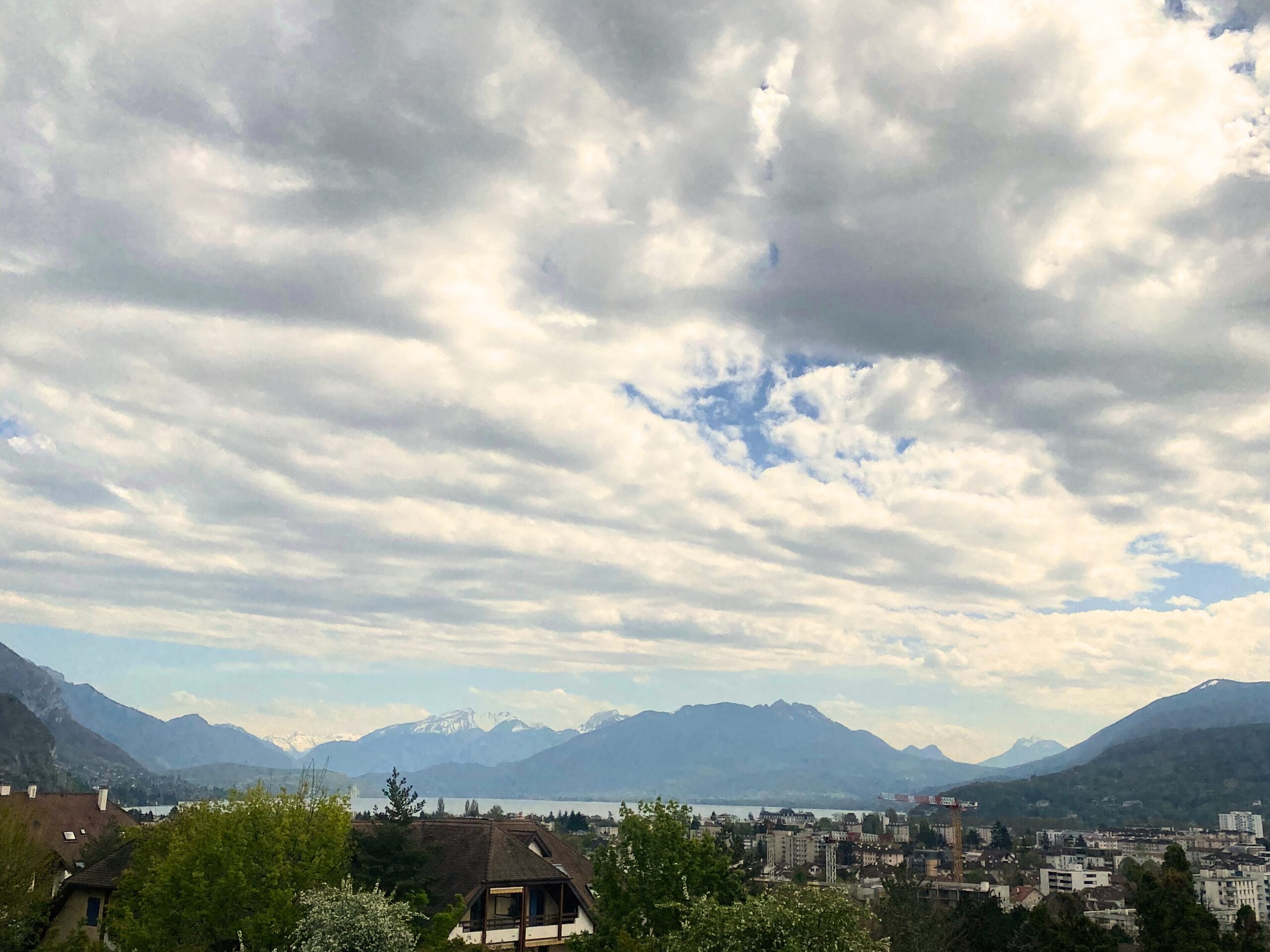 Vue sur les montagnes d'Annecy