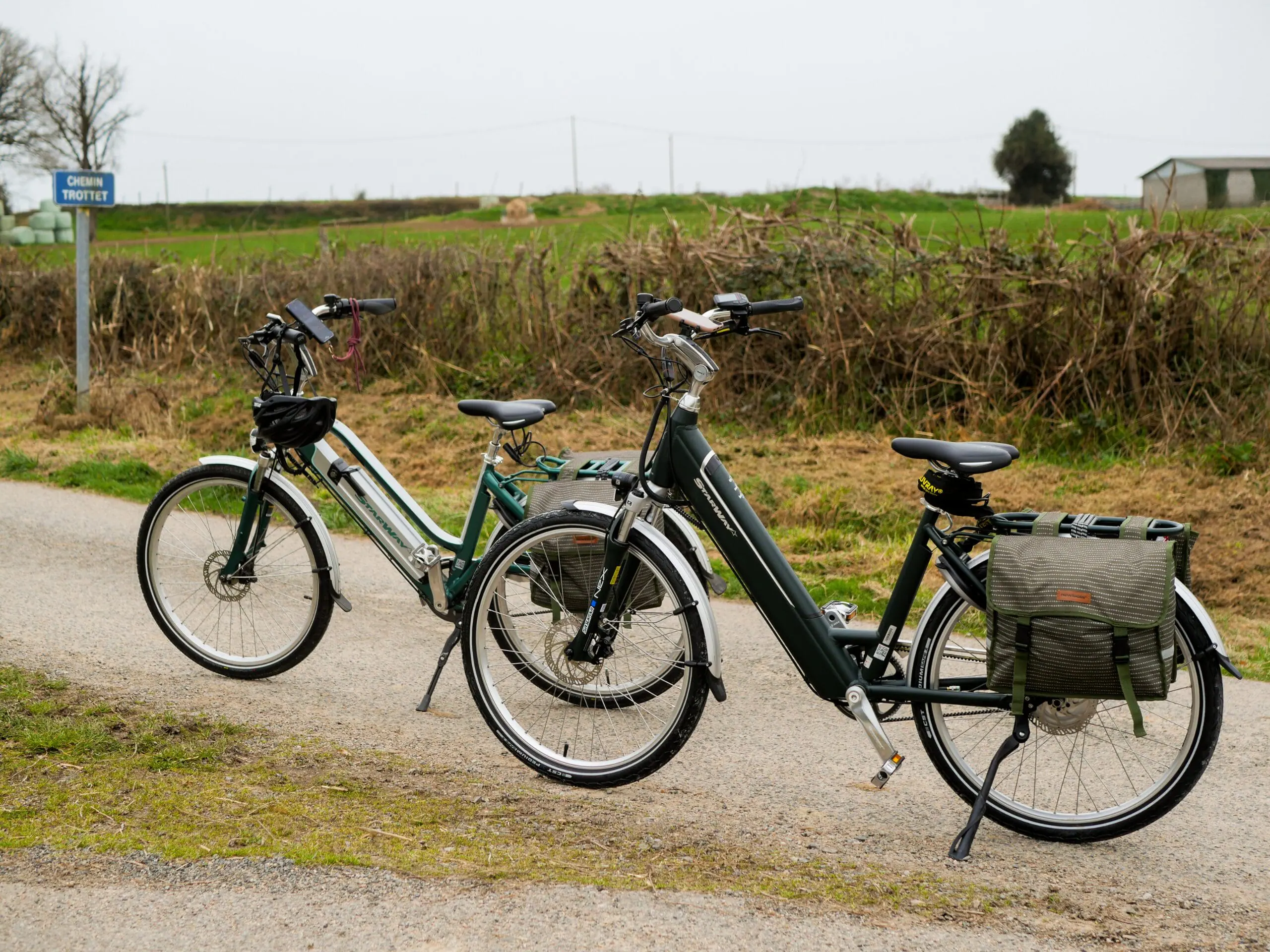 Vélo sur la piste cyclable le long des champs