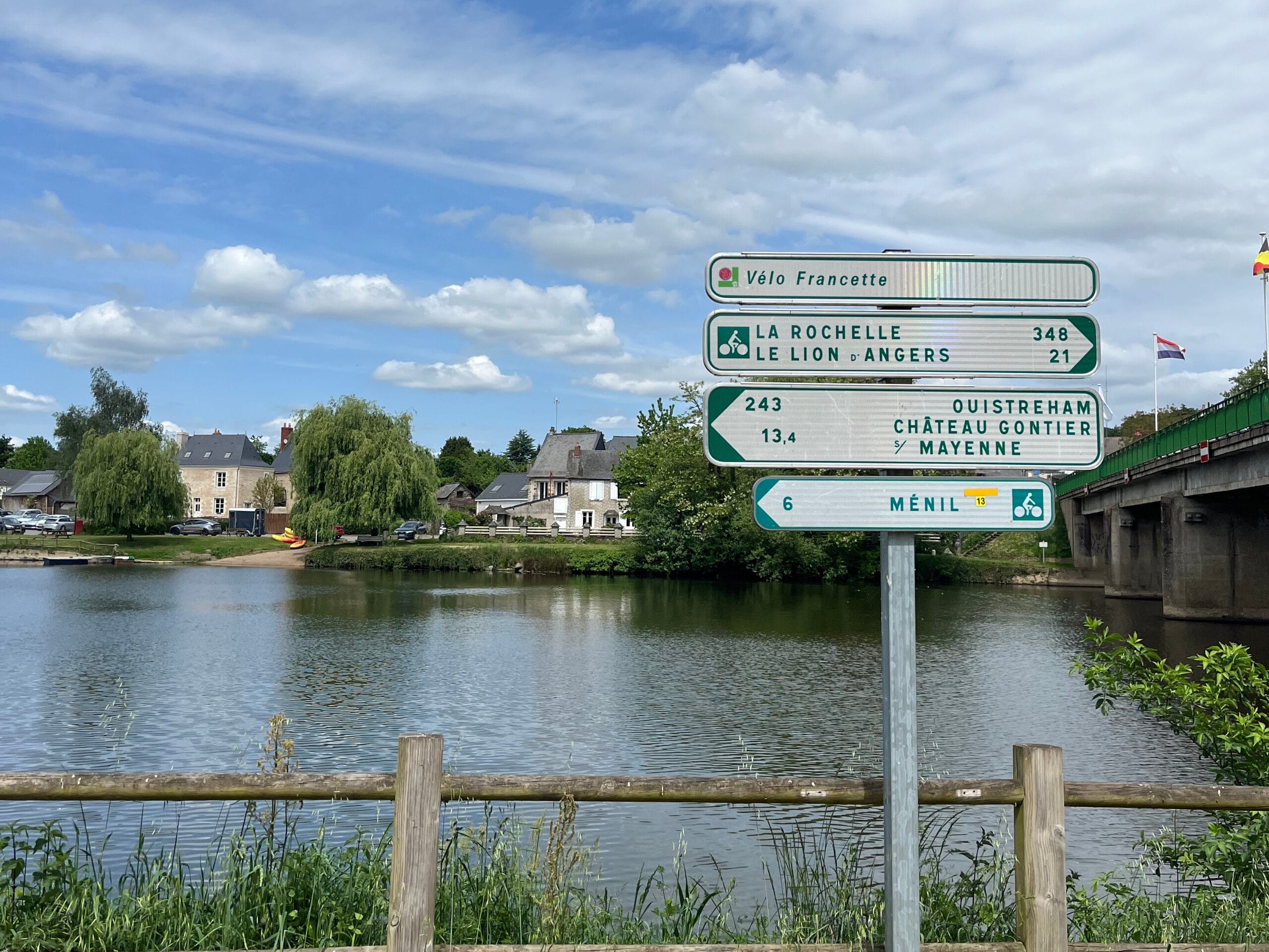 Canal et panneaux vélos