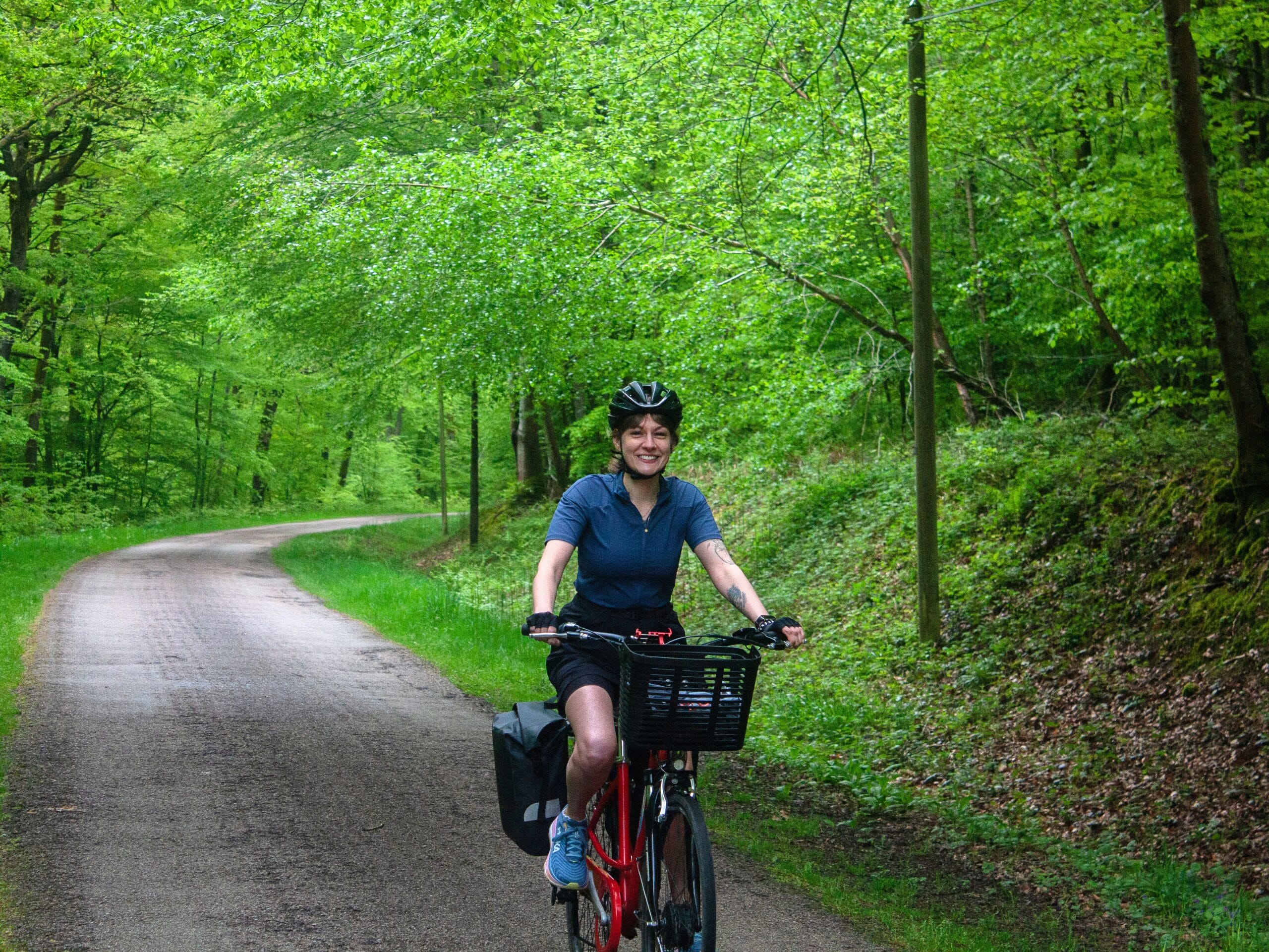 Camille en vélo dans la forêt