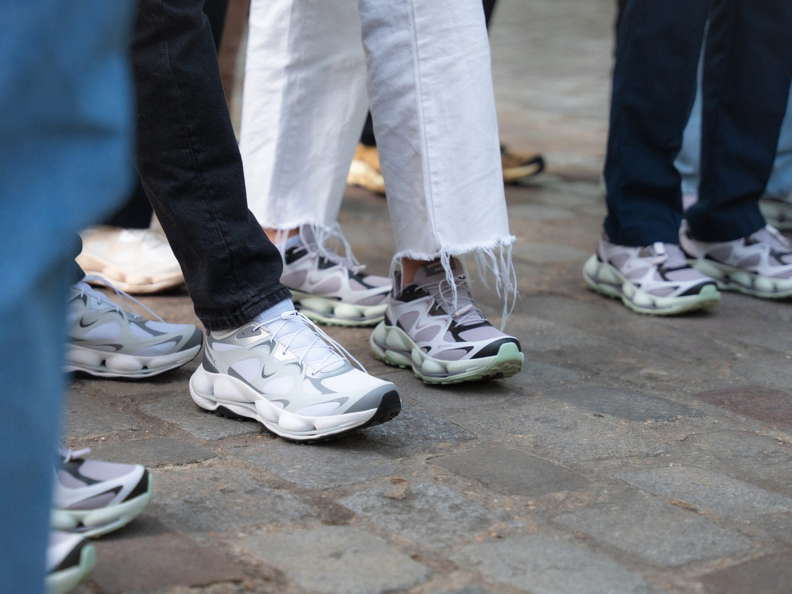 Plusieurs paires de baskets Merrell. 