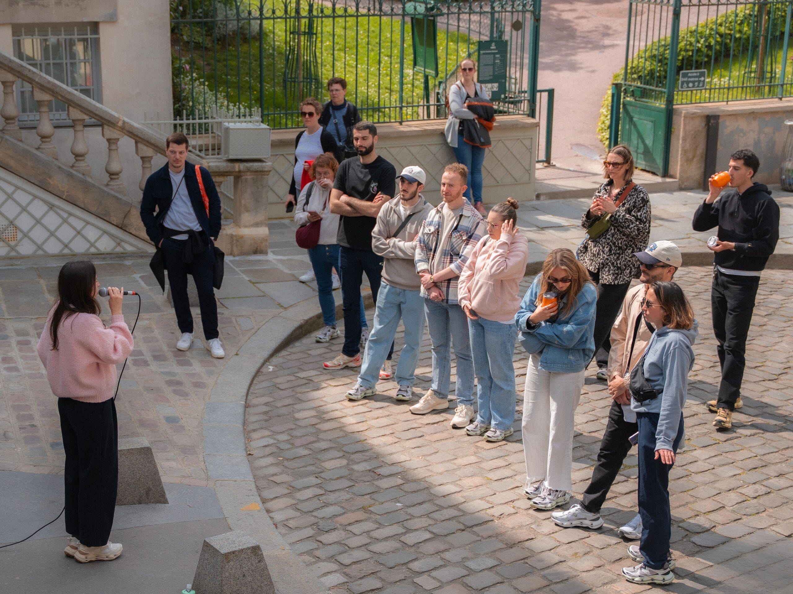 Alexane, une chanteuse performe devant un groupe à Paris. 