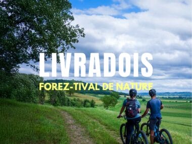 Deux personnes en vélo sur un sentier en pleine nature.