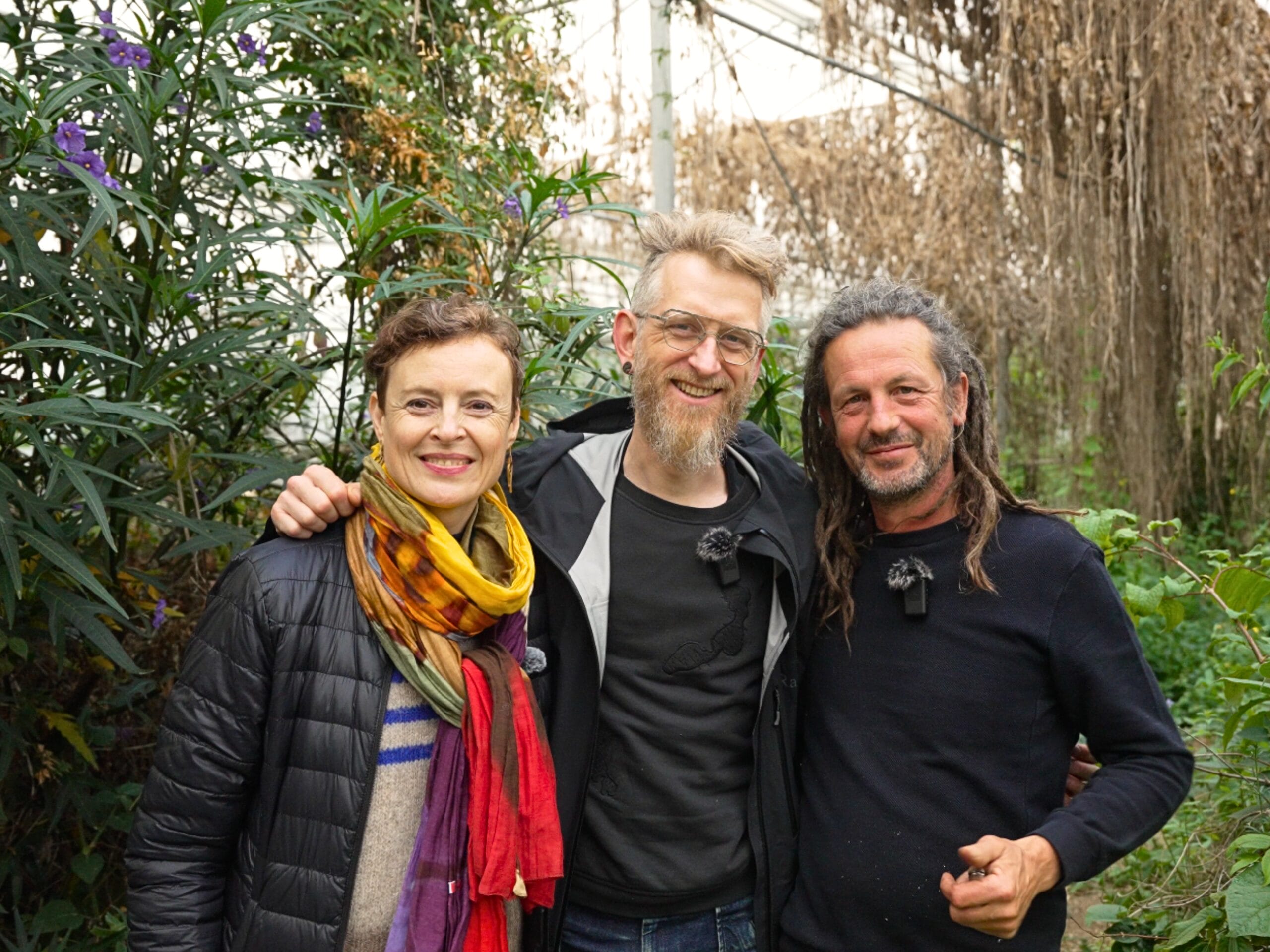 Caroline Baerten, cheffe et mixologue et Nicolas Decloedt, chef cuisinier (tous deux chez Hortense x Humus) en compagnie de Dries Delanote (Jardinier-botaniste à la ferme "Le monde des mille couleurs"). 