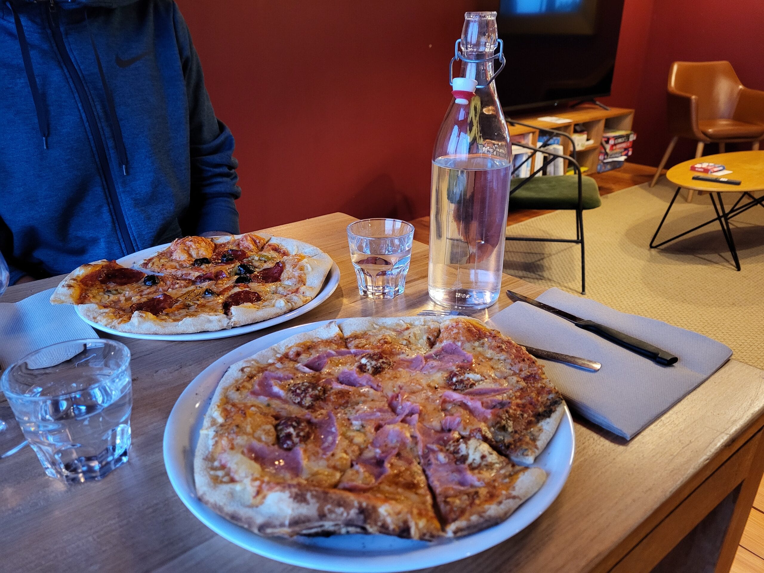 Dîner avec des pizzas