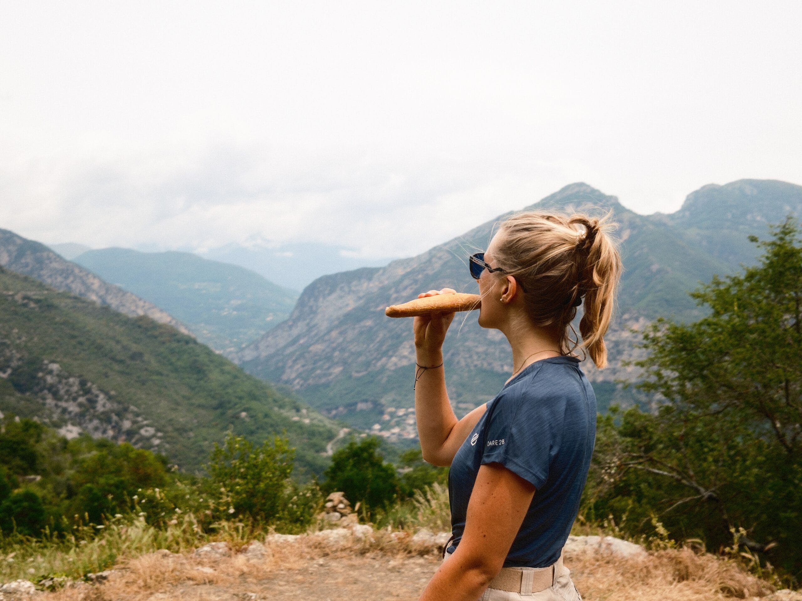 Pause pique nique avec vue sur les montagnes