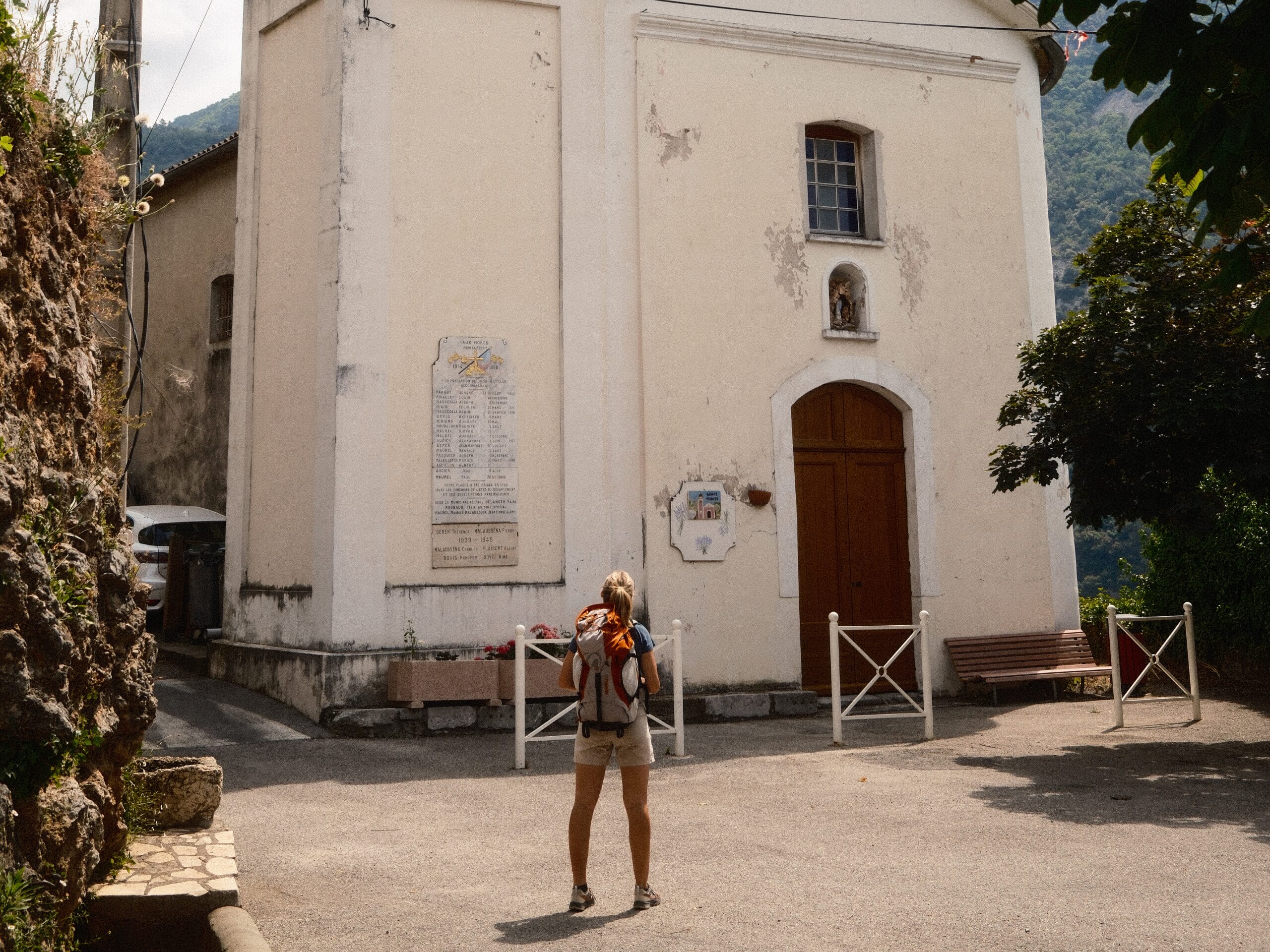 devant l'église de la trinité