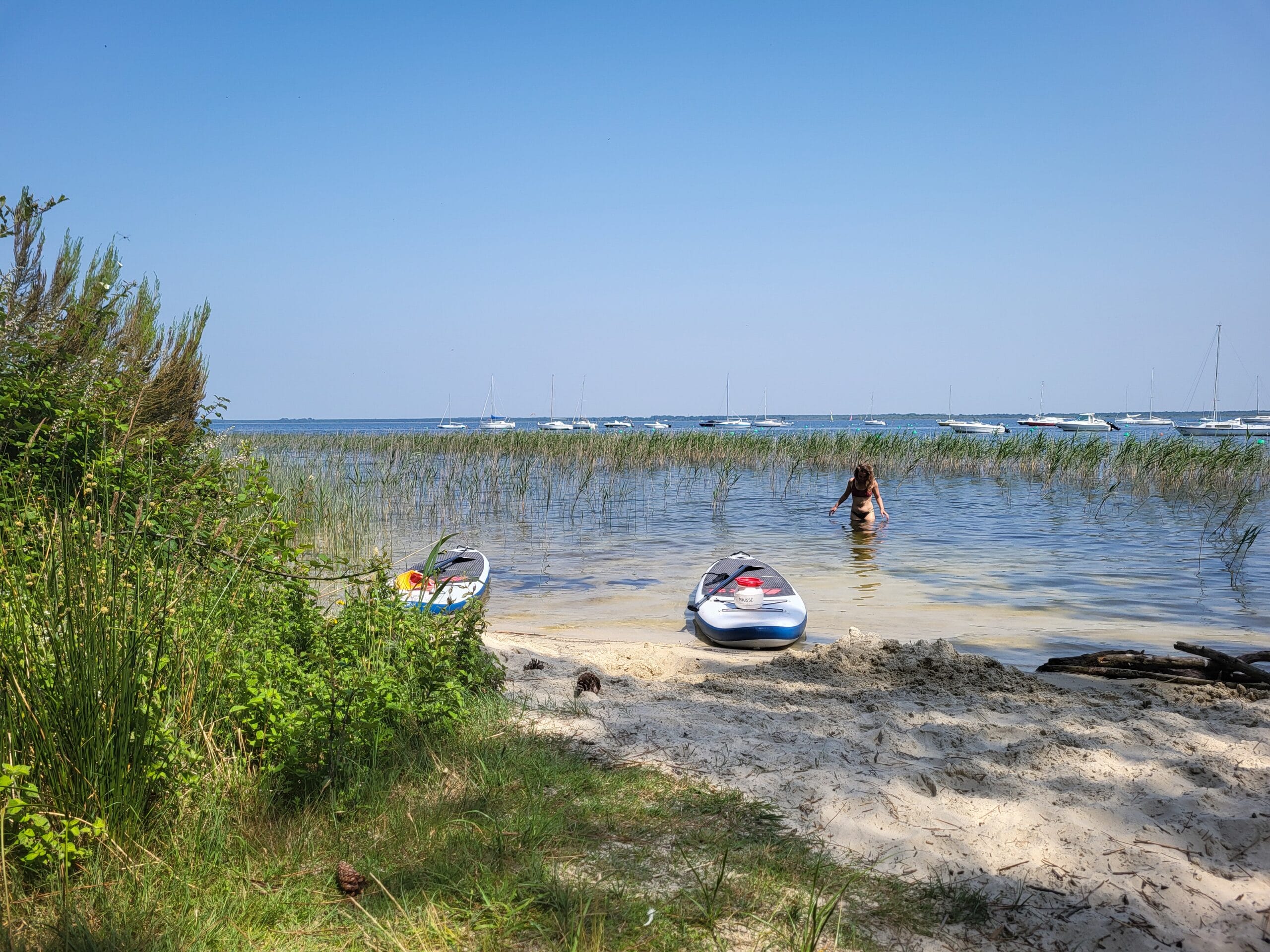 Au bord de l'eau entre les bateaux