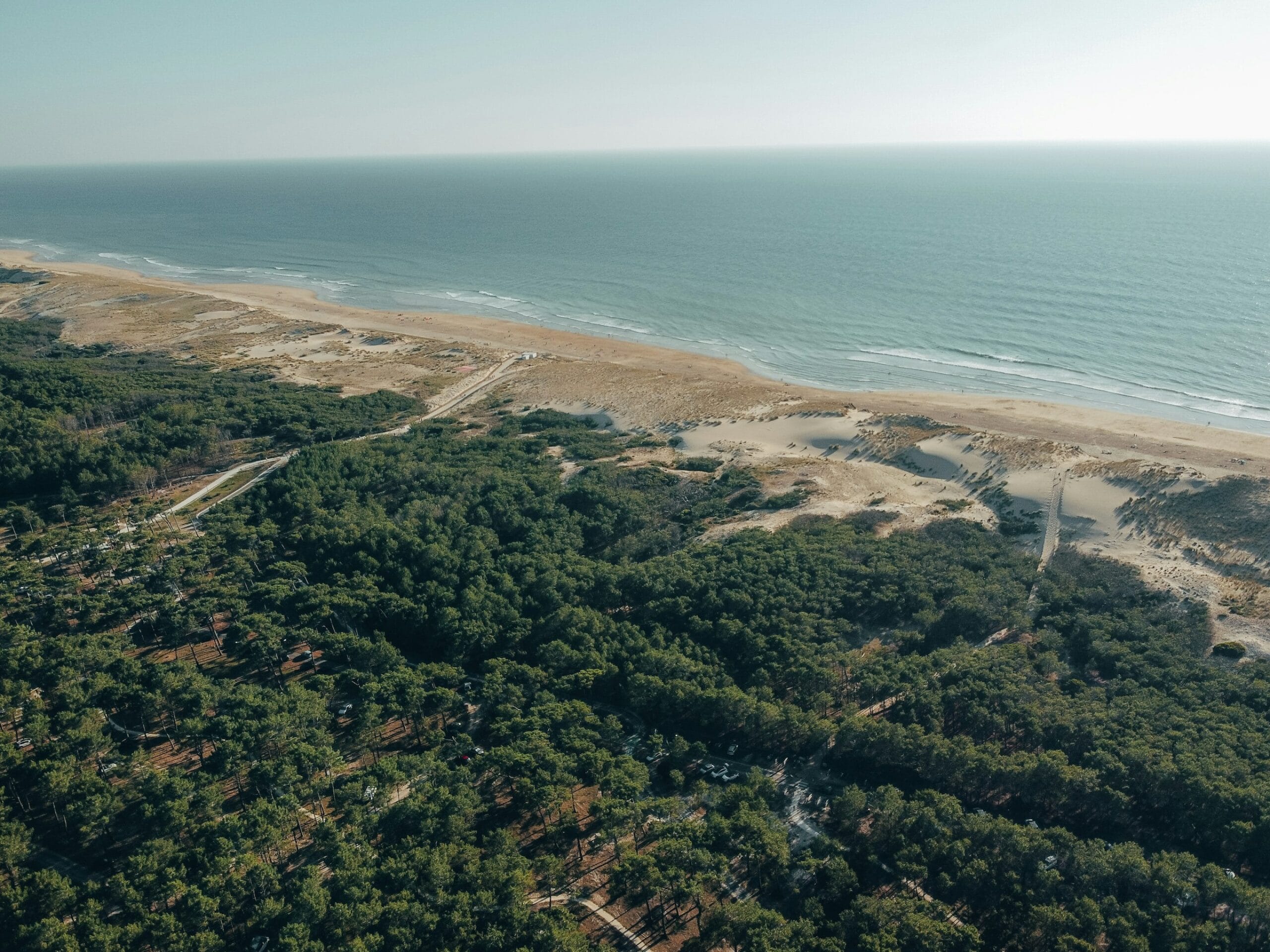 Paysages de Lacanau en bord de plage vue du ciel. 