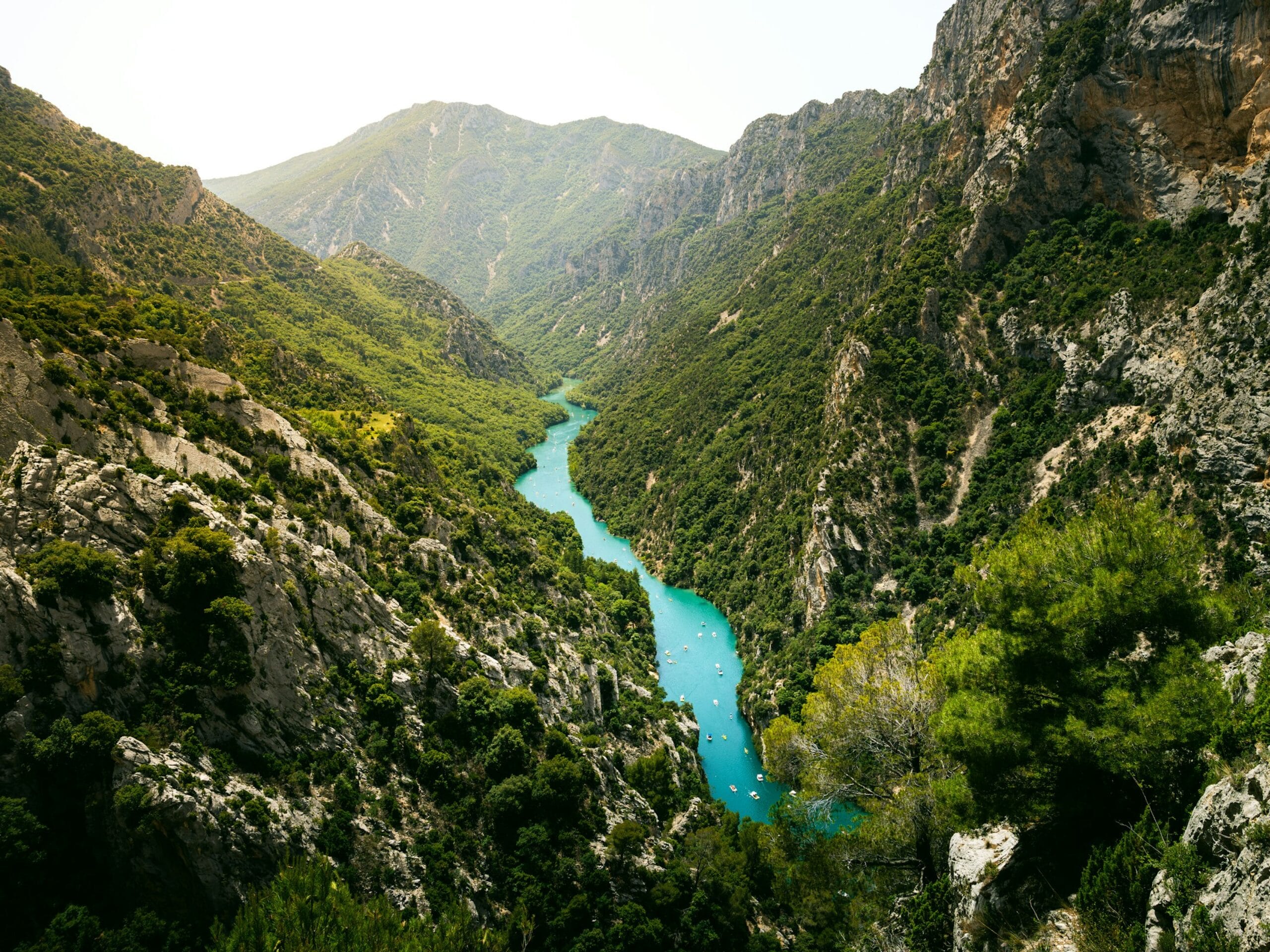 Paysages du Verdon vu d'en haut avec une vue sur l'eau turquoise. 