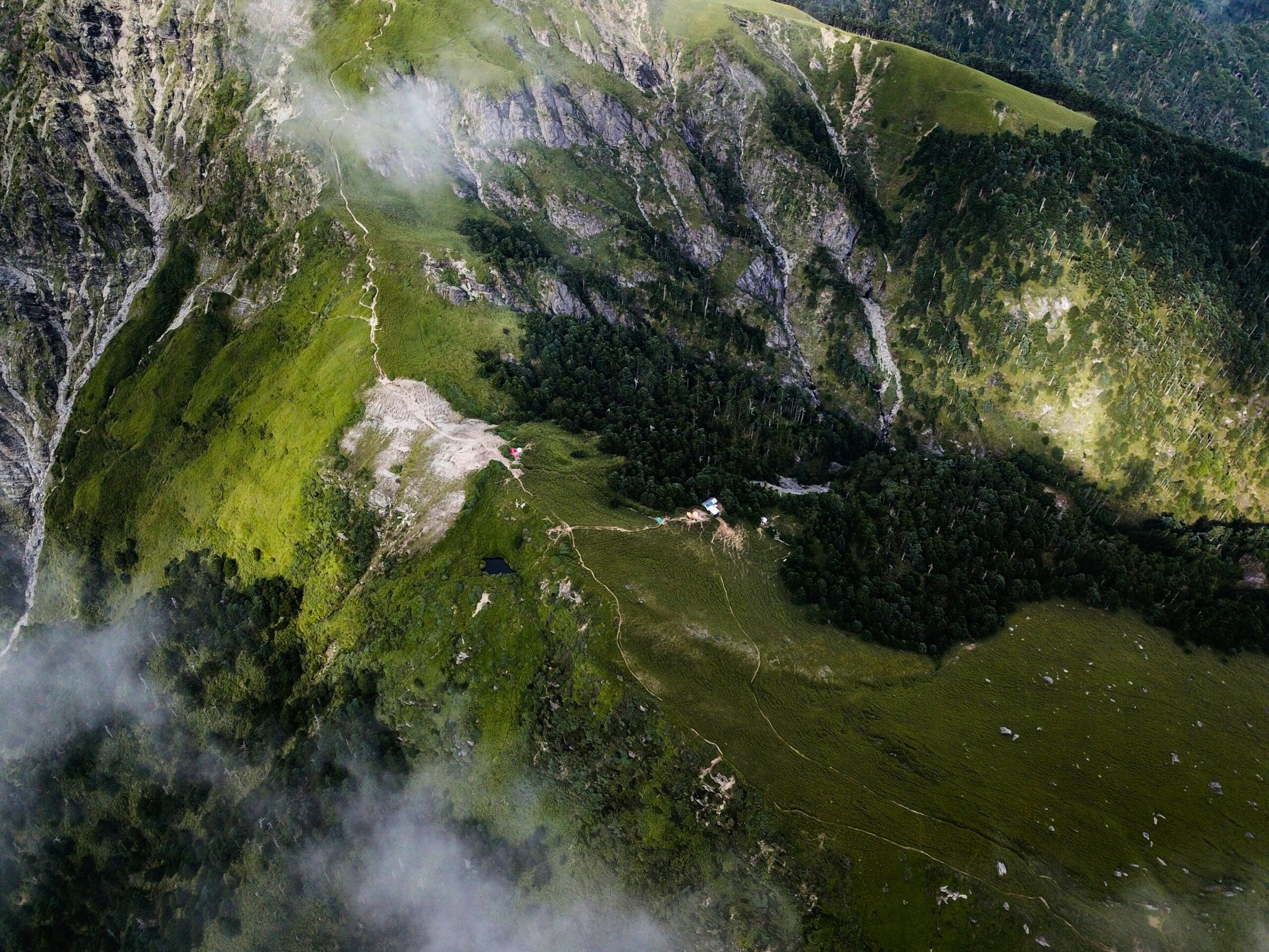 Un plan aérien sur une région montagneuse, nuages et beaux reliefs