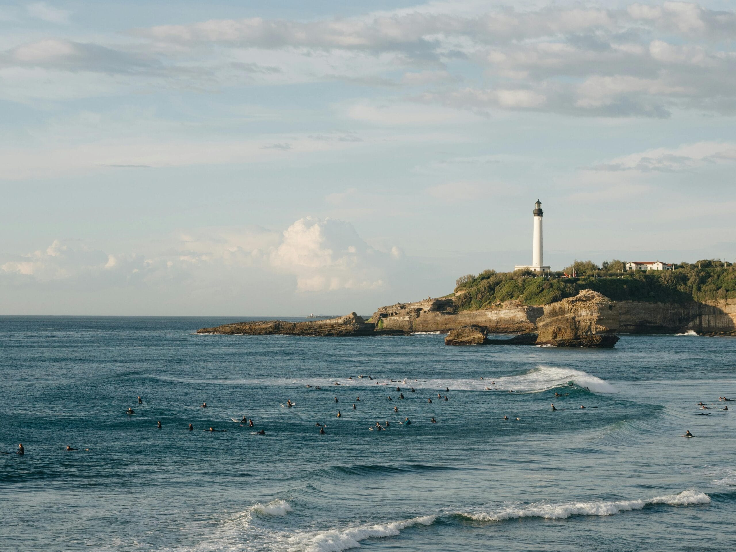 Vue sur la mer avec un phare