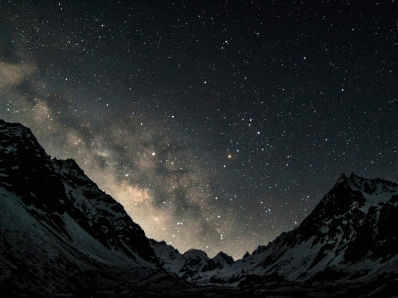 Montagnes et ciel étoilé