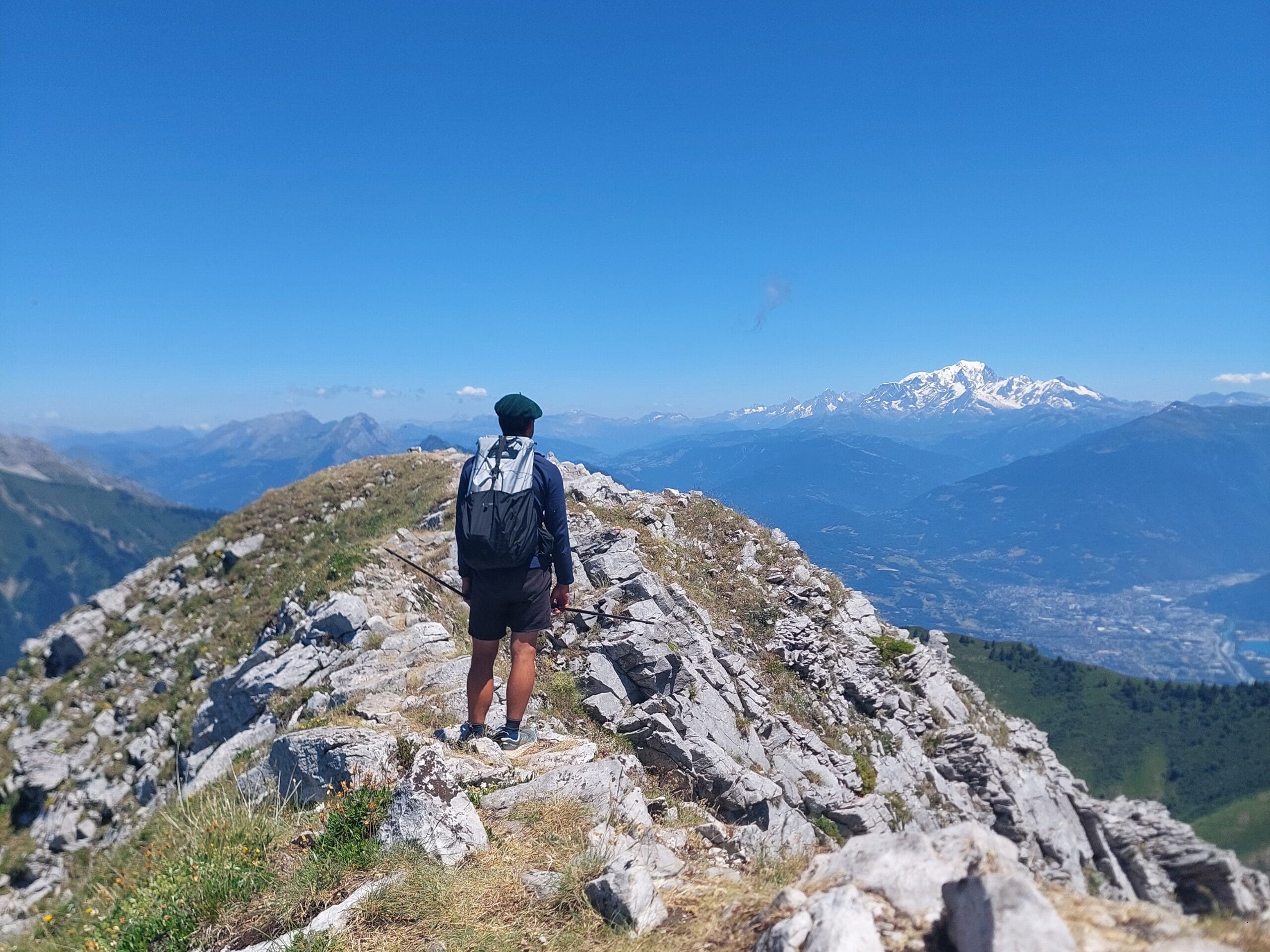 Devant la falaise de la montagne