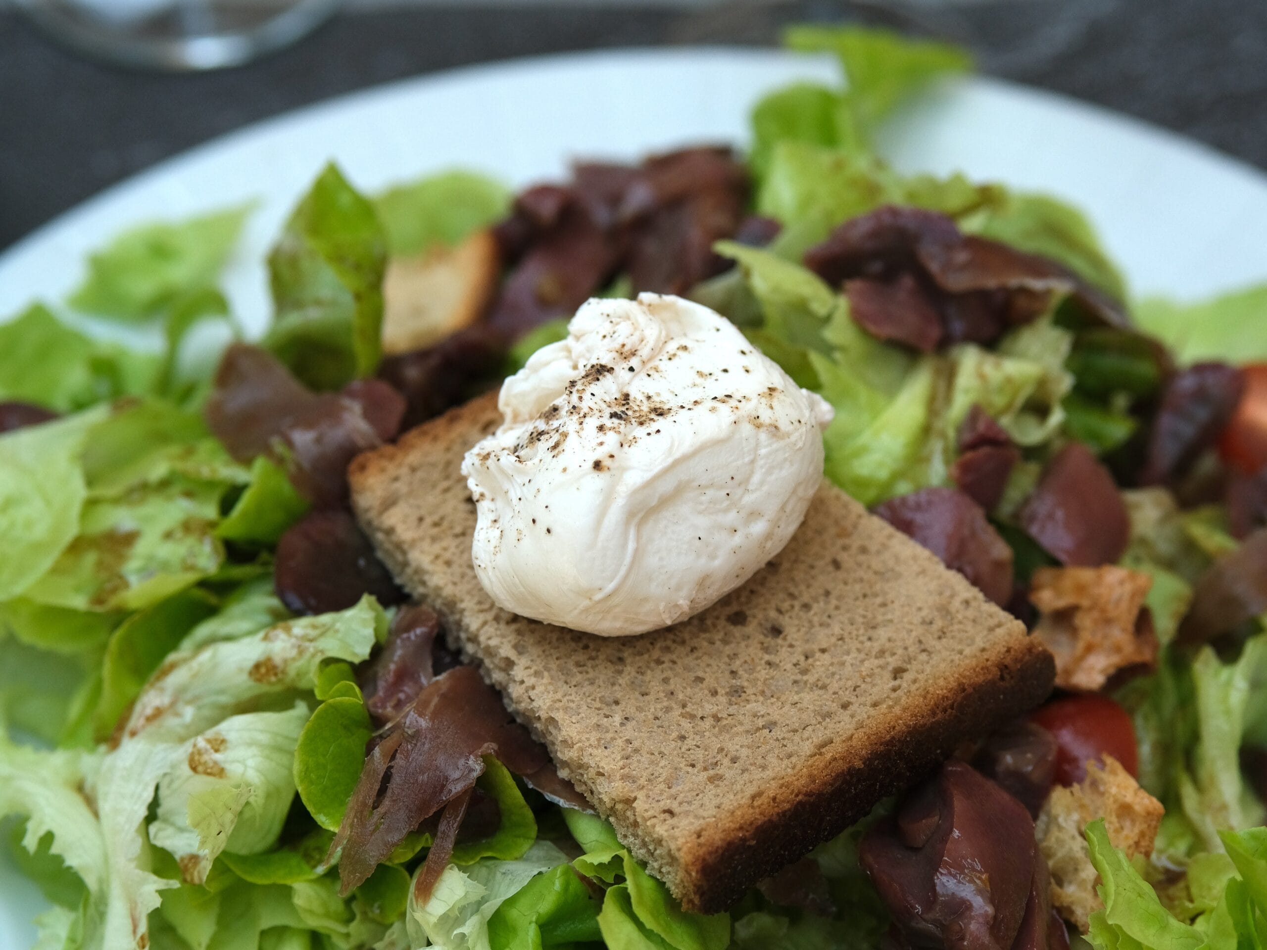 Magret de canard en salade