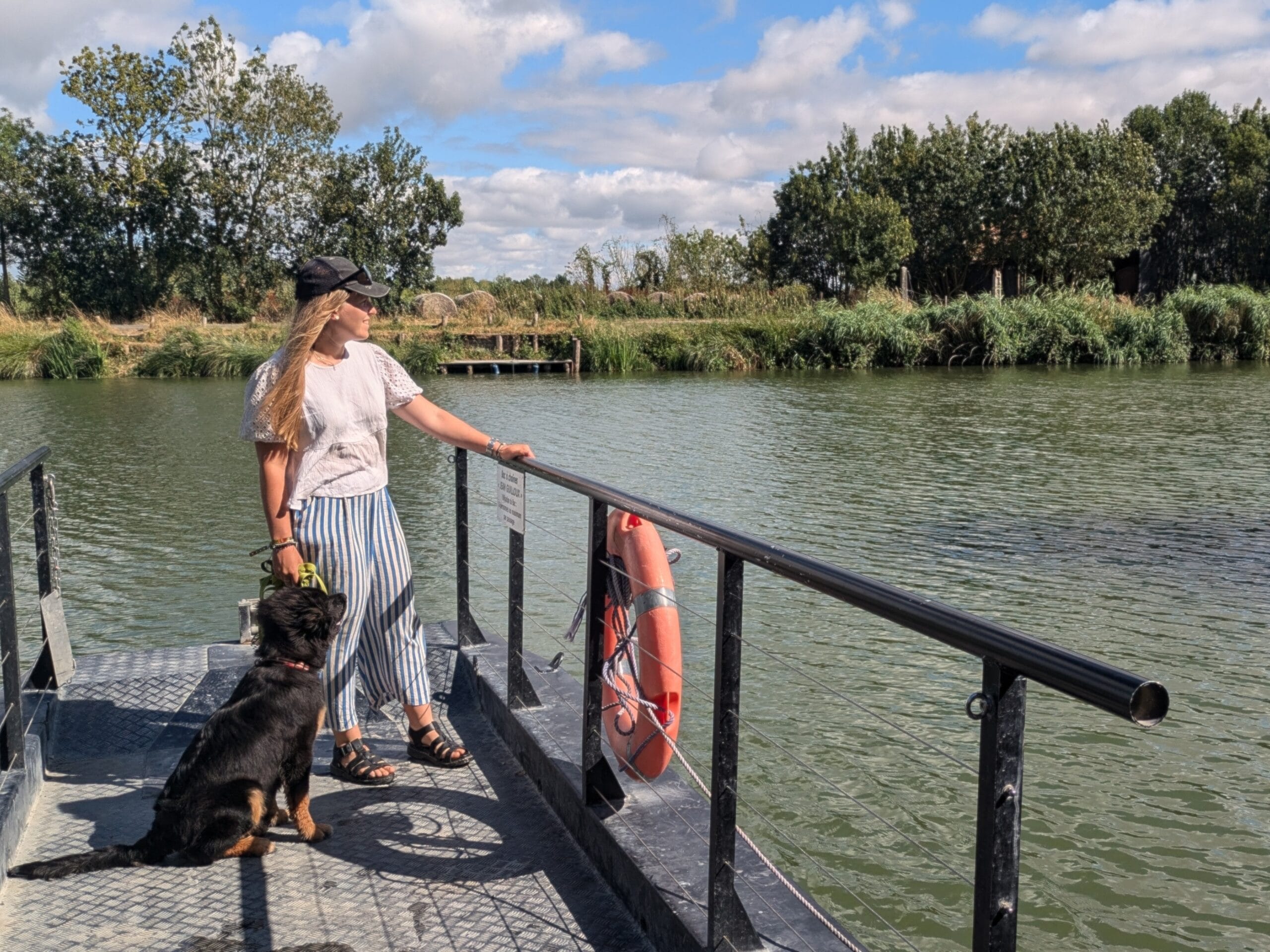 Sur le ponton devant l'eau