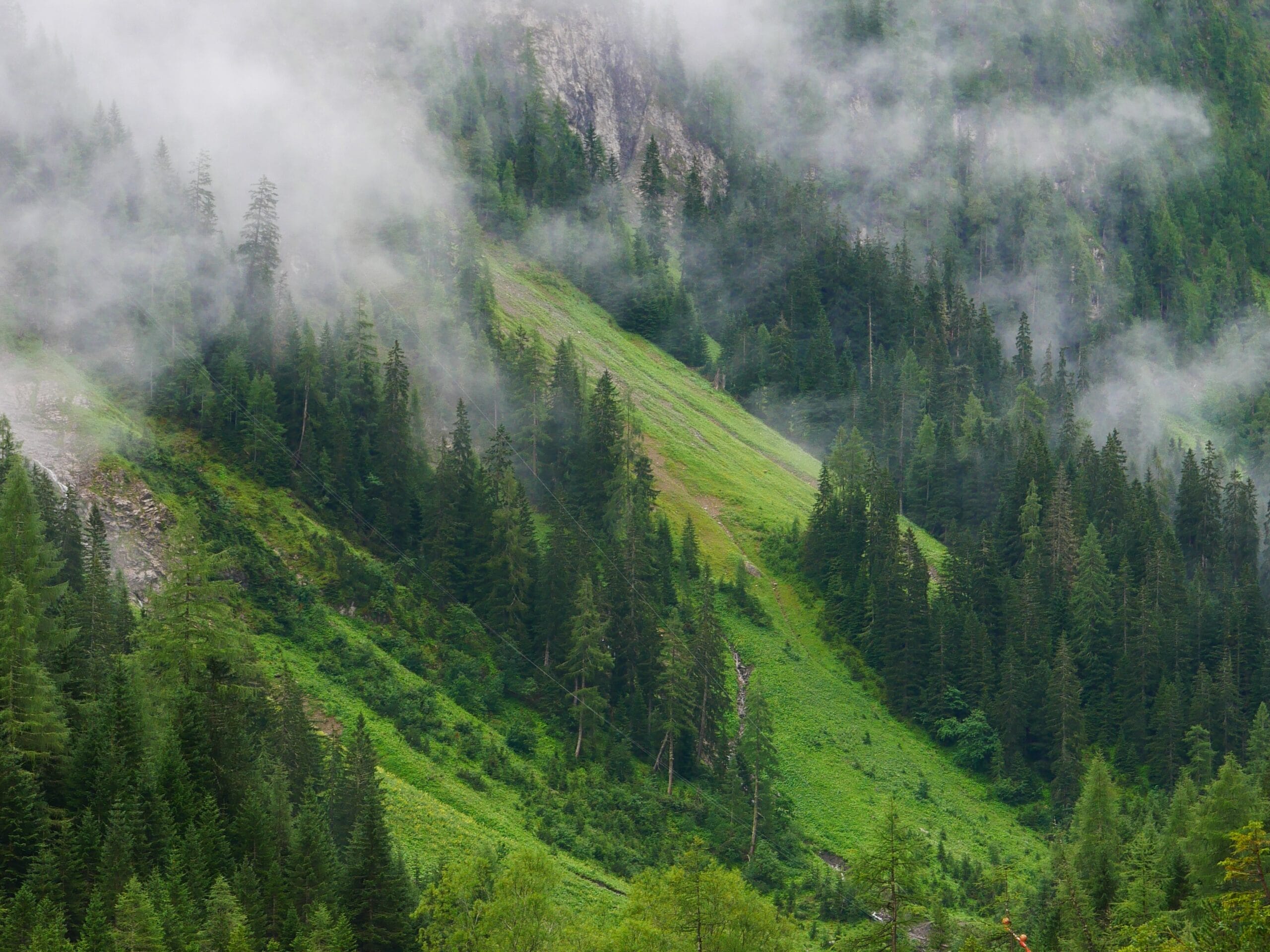 Paysage de montagne sous les nuages