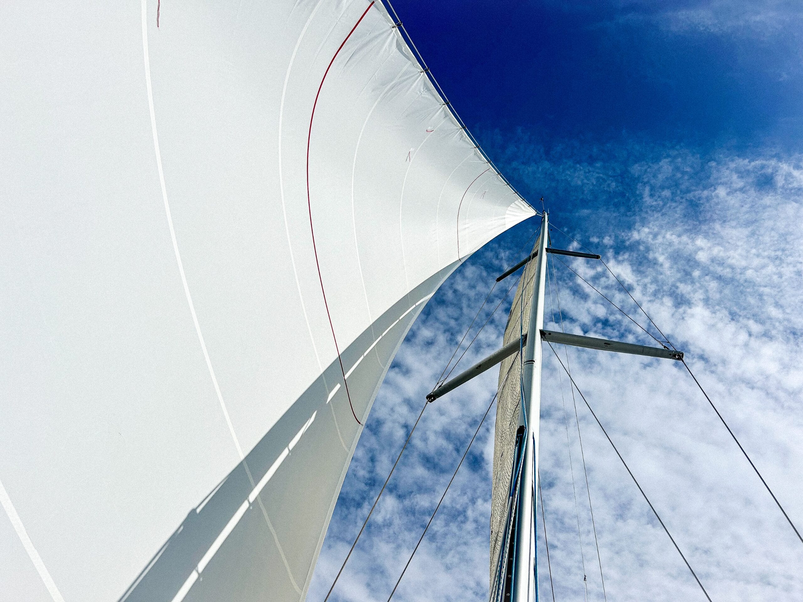 Voile de bateau vu d'en bas 