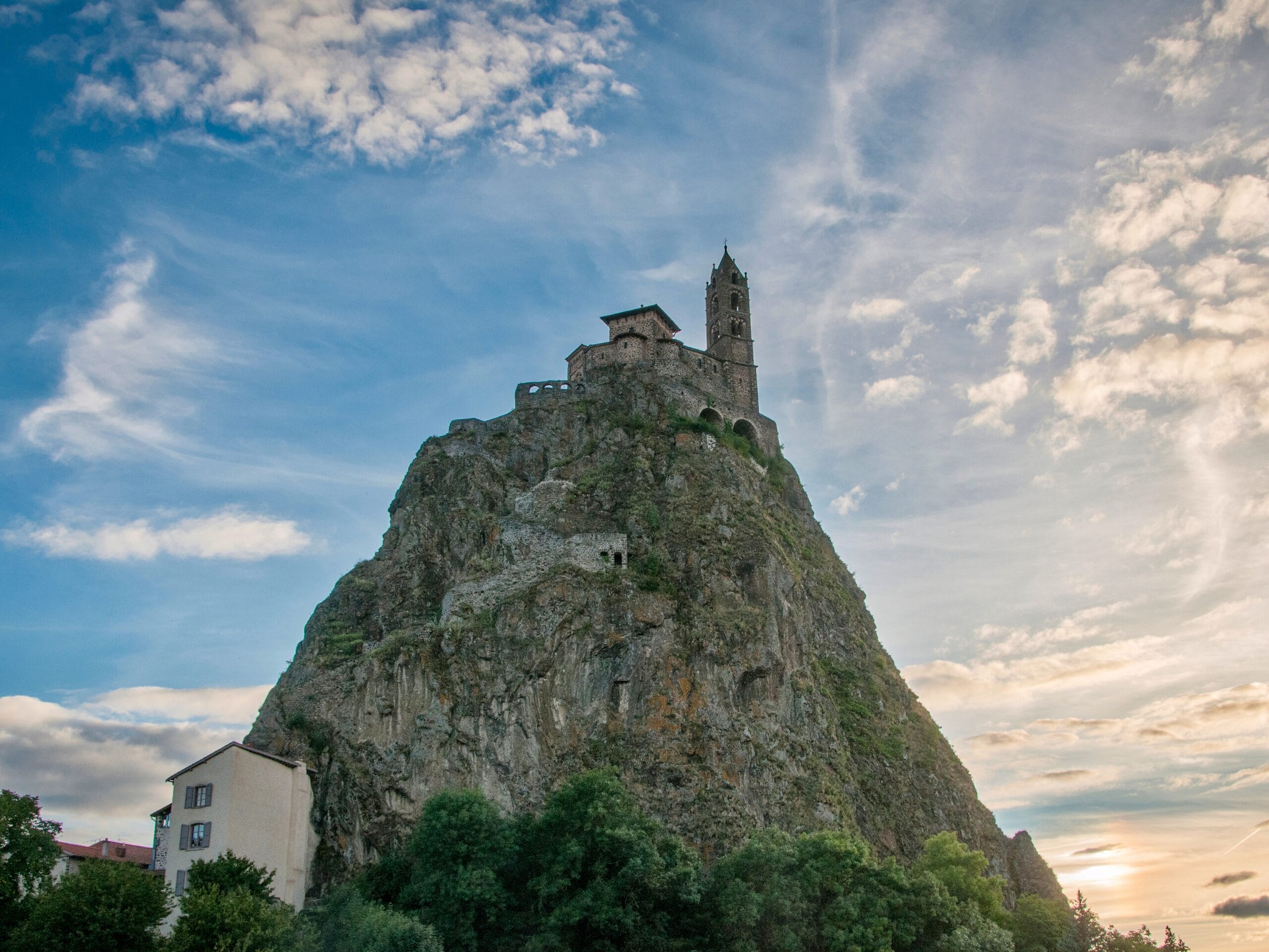 Vue typique de la ville du Puy en Velay avec un fort niché en haut d'une falaise