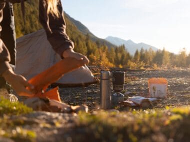 Une personne qui fait sa popote en pleine nature