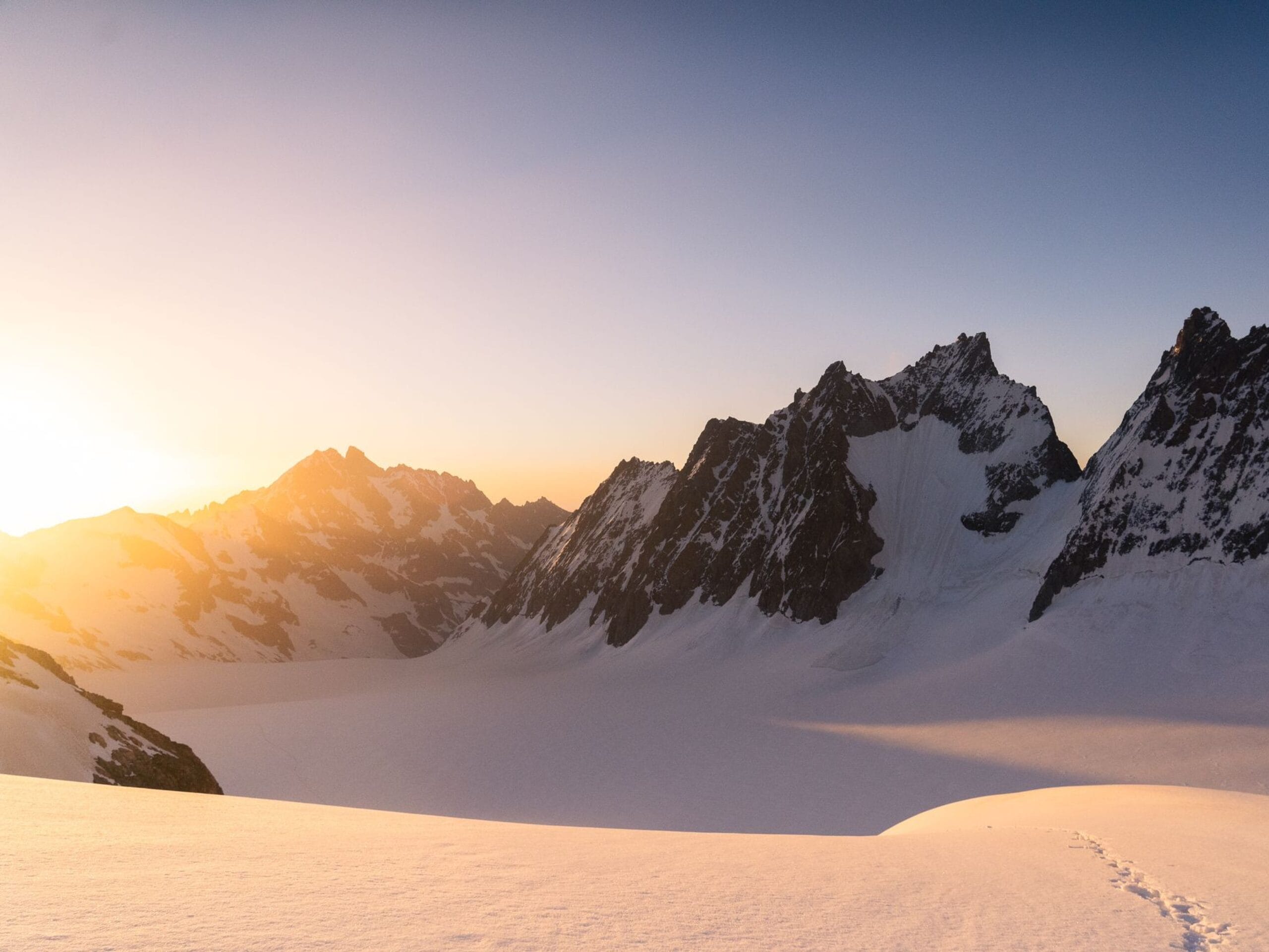 Montagne avec un rayon de soleil 