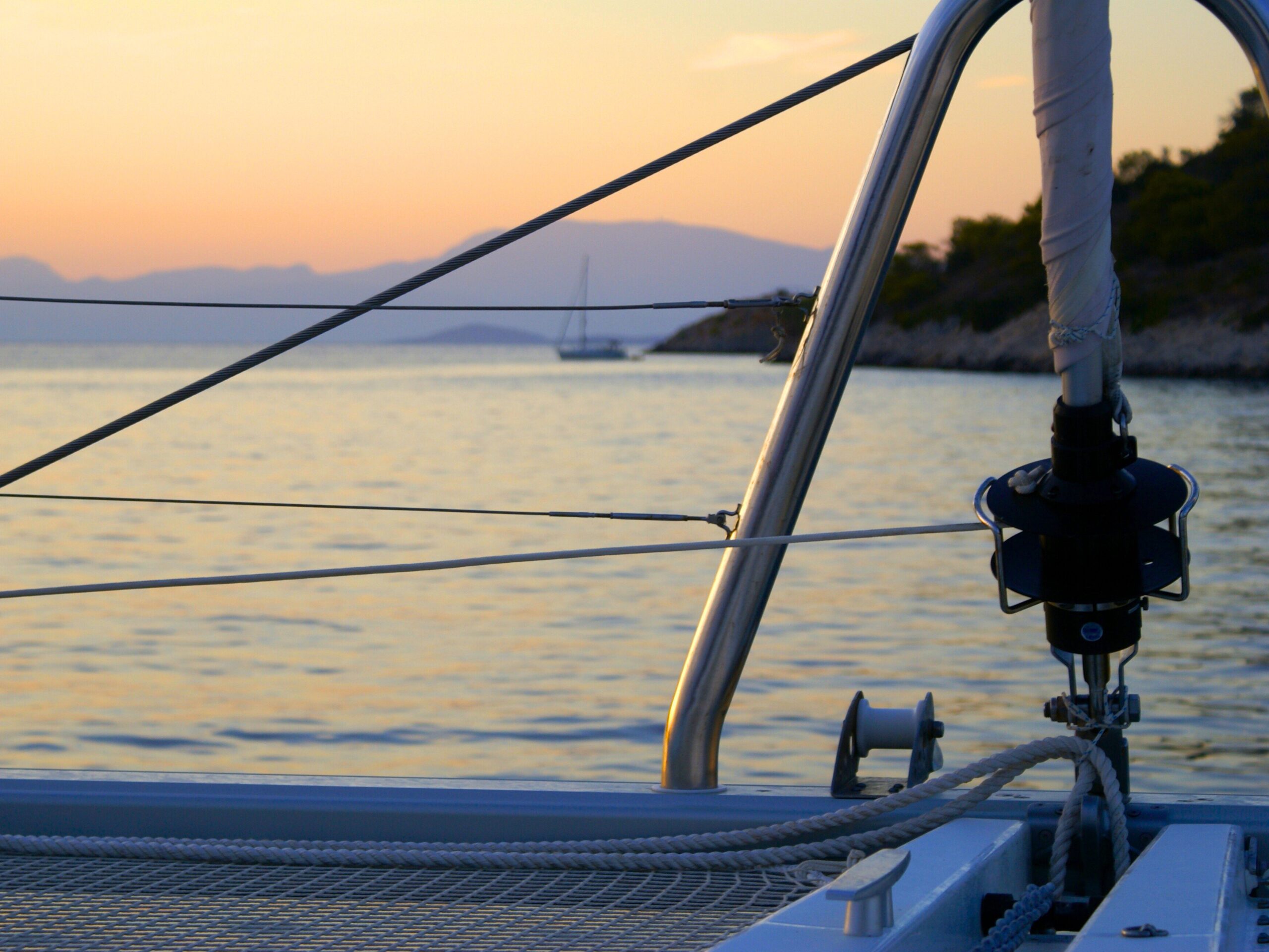 Catamaran sur la mer avec un soleil couchant