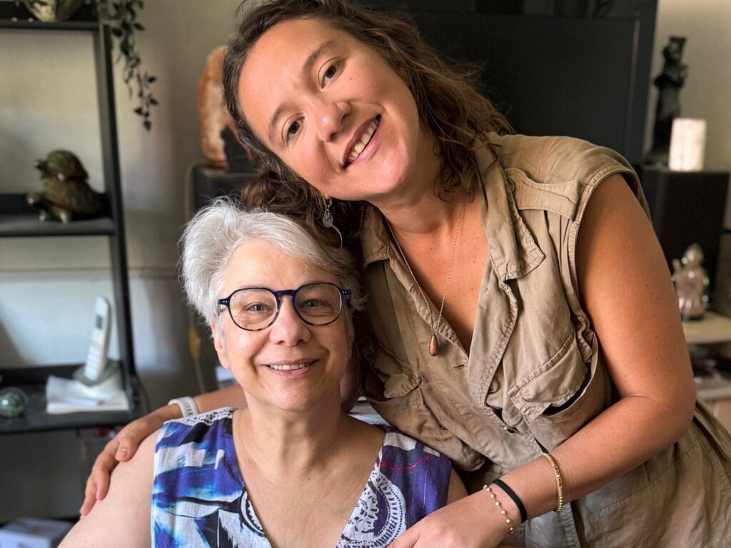 Léa Vigier avec une dame qu'elle vient de rencontré