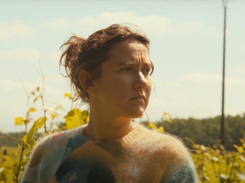 Screenshot de la vidéo "Vivre avec une maladie mentale", visage de Léa Vigier dans un joli champ jaune de colza
