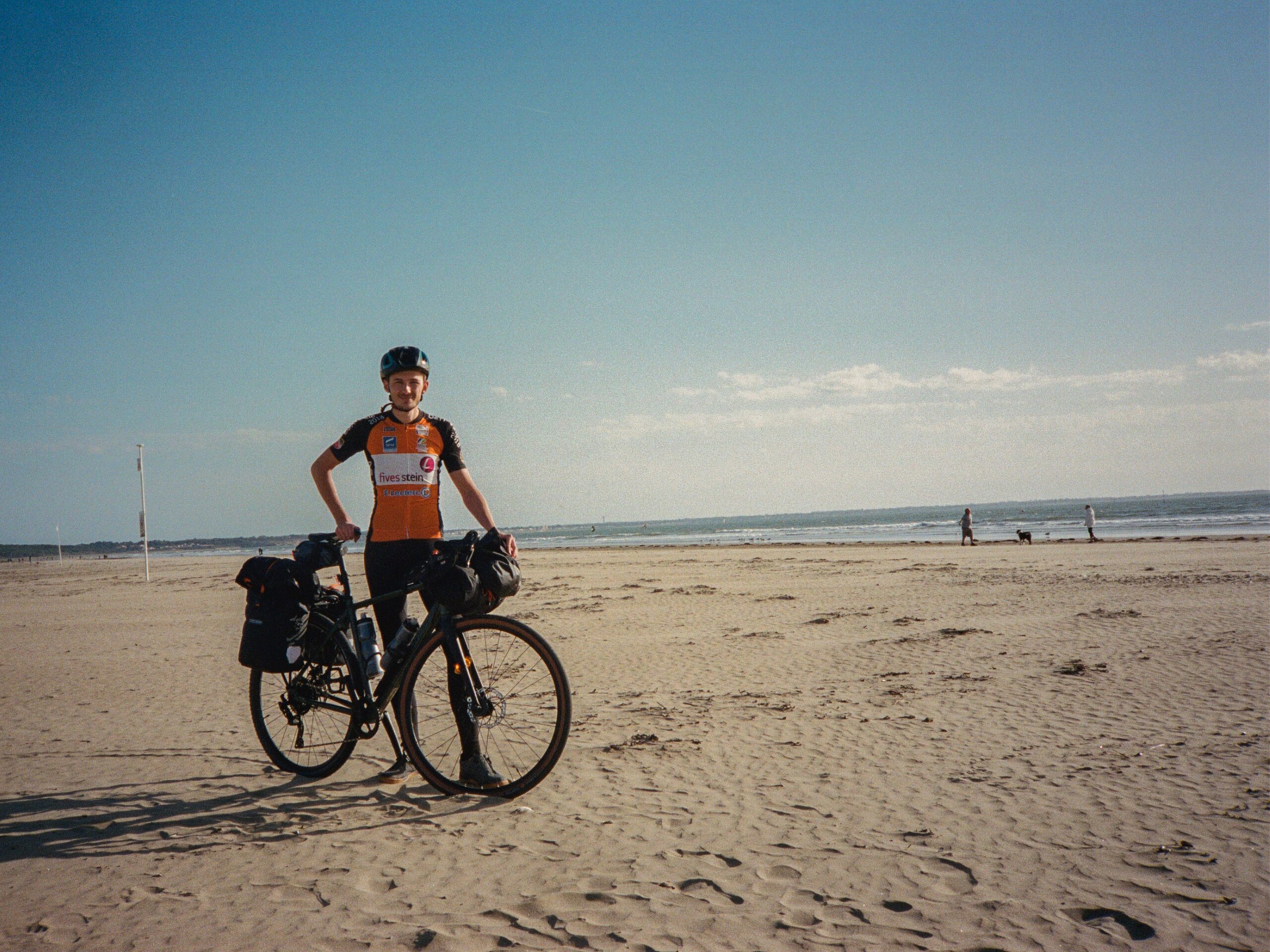 Alpaga alias Alvin qui pose avec son vélo sur la plage
