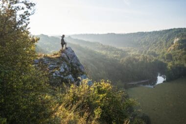 Homme sur une falaise