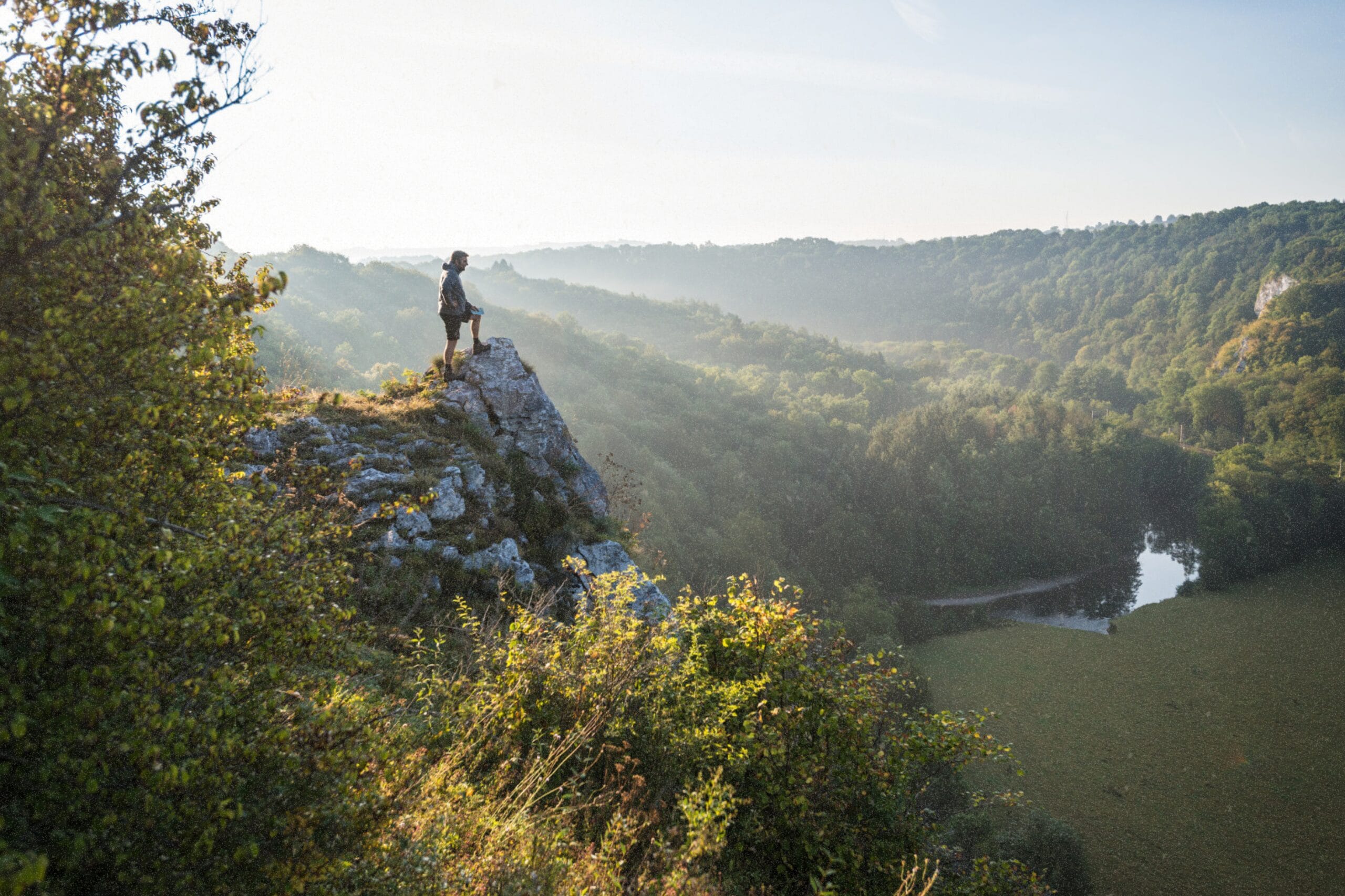 Homme sur une falaise