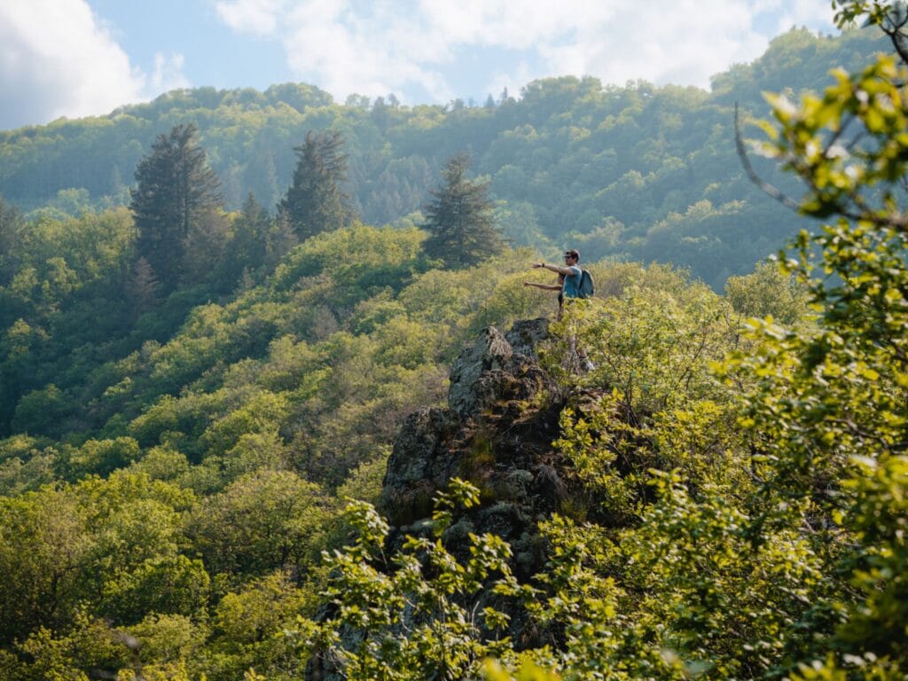 Randonneurs sur le rocher du Hérou